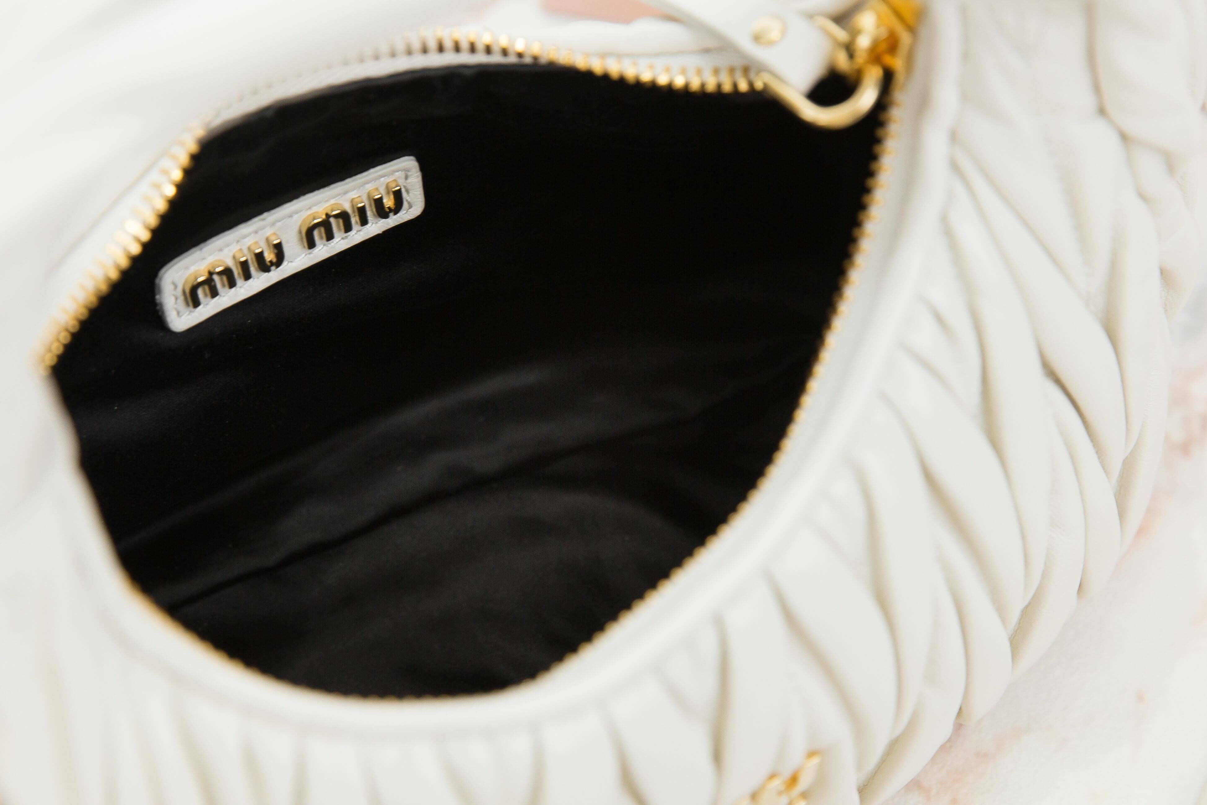 Miu Miu Wander Matelassé Nappa Leather Mini Hobo Bag 白色抓皺皮革金字Logo手提肩背包-Charline Boutique 精品代購