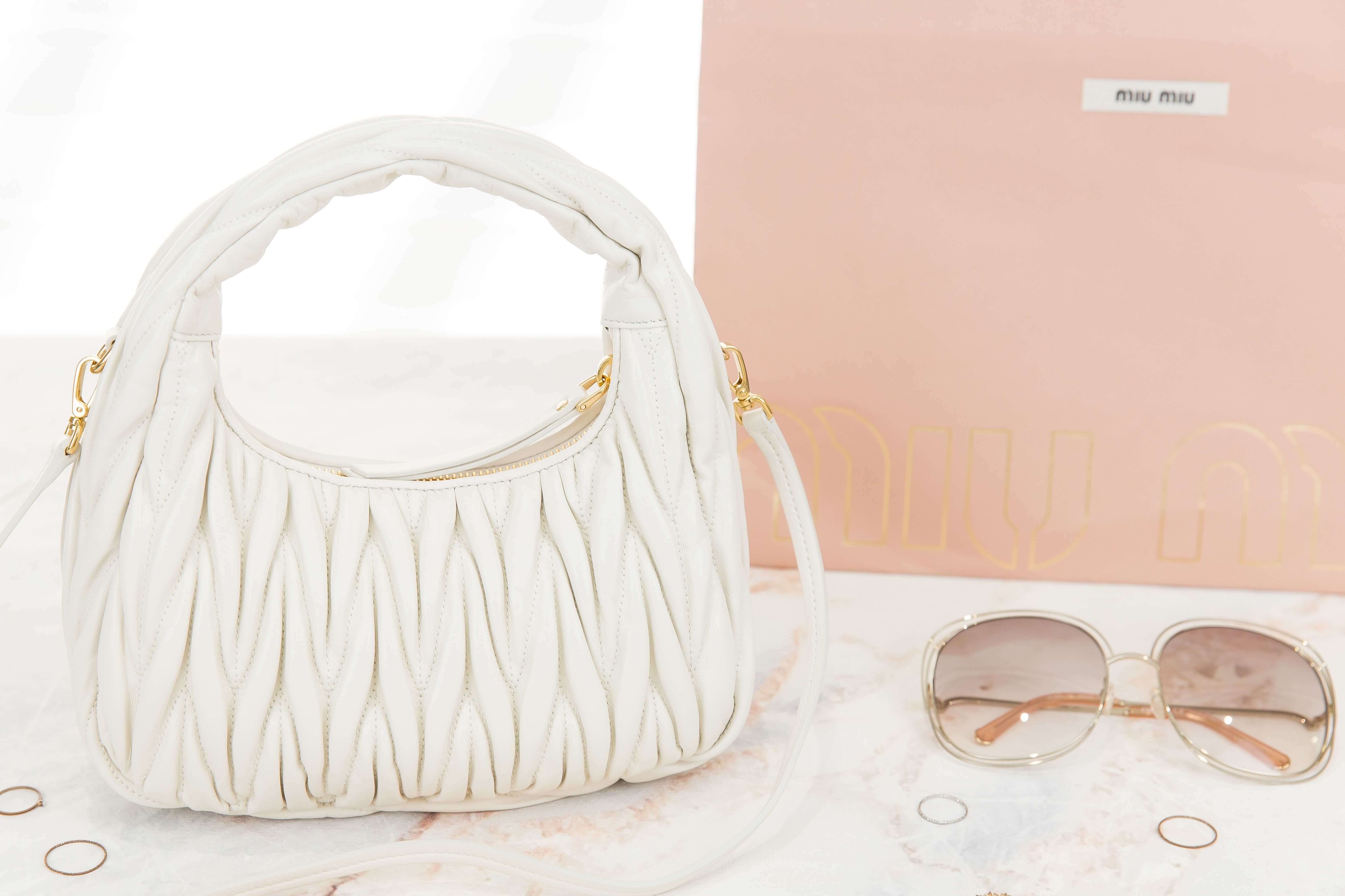 Miu Miu Wander Matelassé Nappa Leather Mini Hobo Bag 白色抓皺皮革金字Logo手提肩背包-Charline Boutique 精品代購