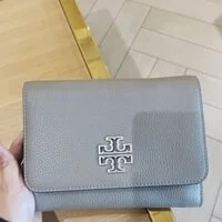 [S] TORY BURCH BRITTEN CHAIN WALLET, GRAY HERON, 80100-082 (STB181)