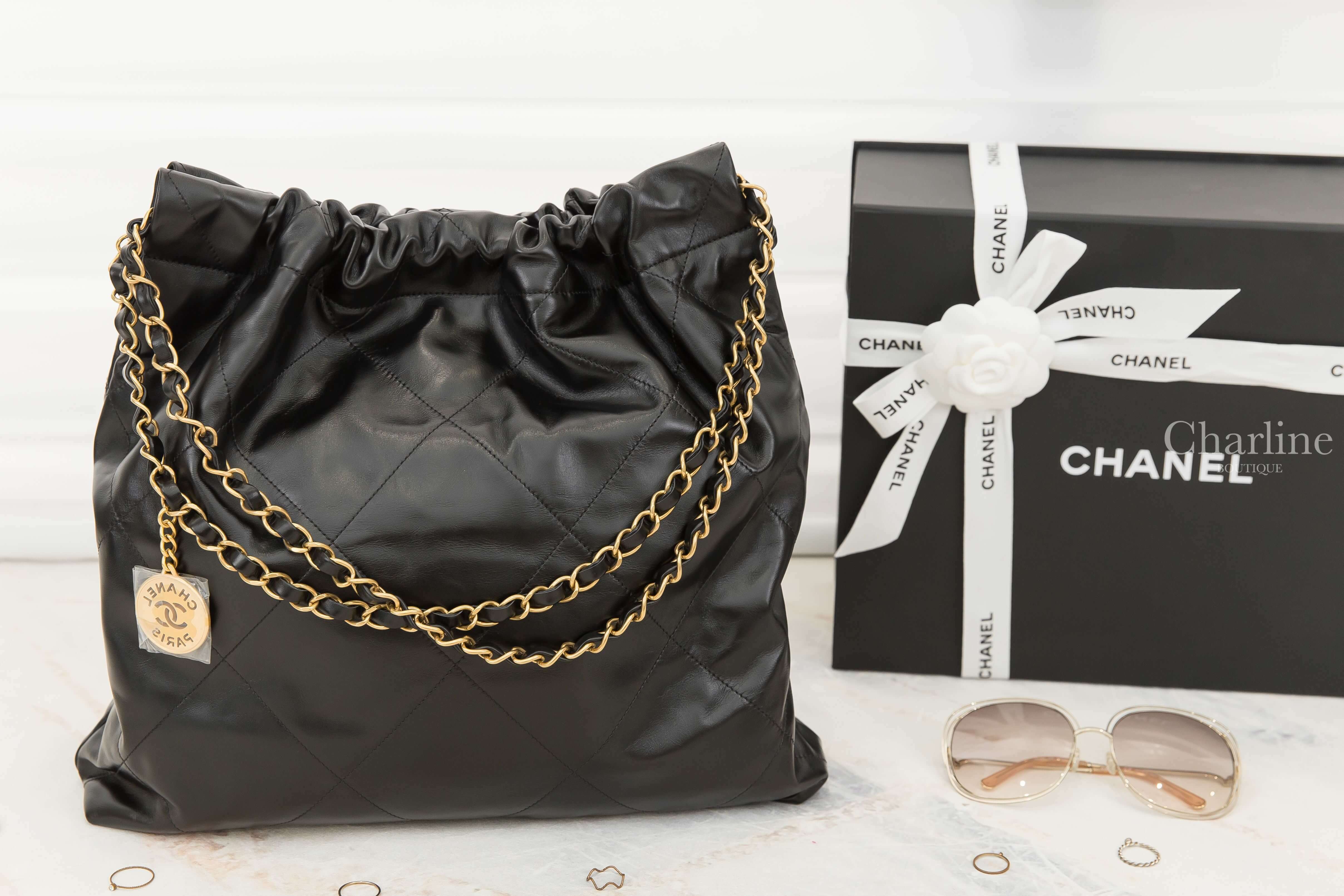 Chanel Chanel 22 Handbag 黑色金字徽章鍊帶中型牛皮大菱格紋肩背包-Charline Boutique 精品代購