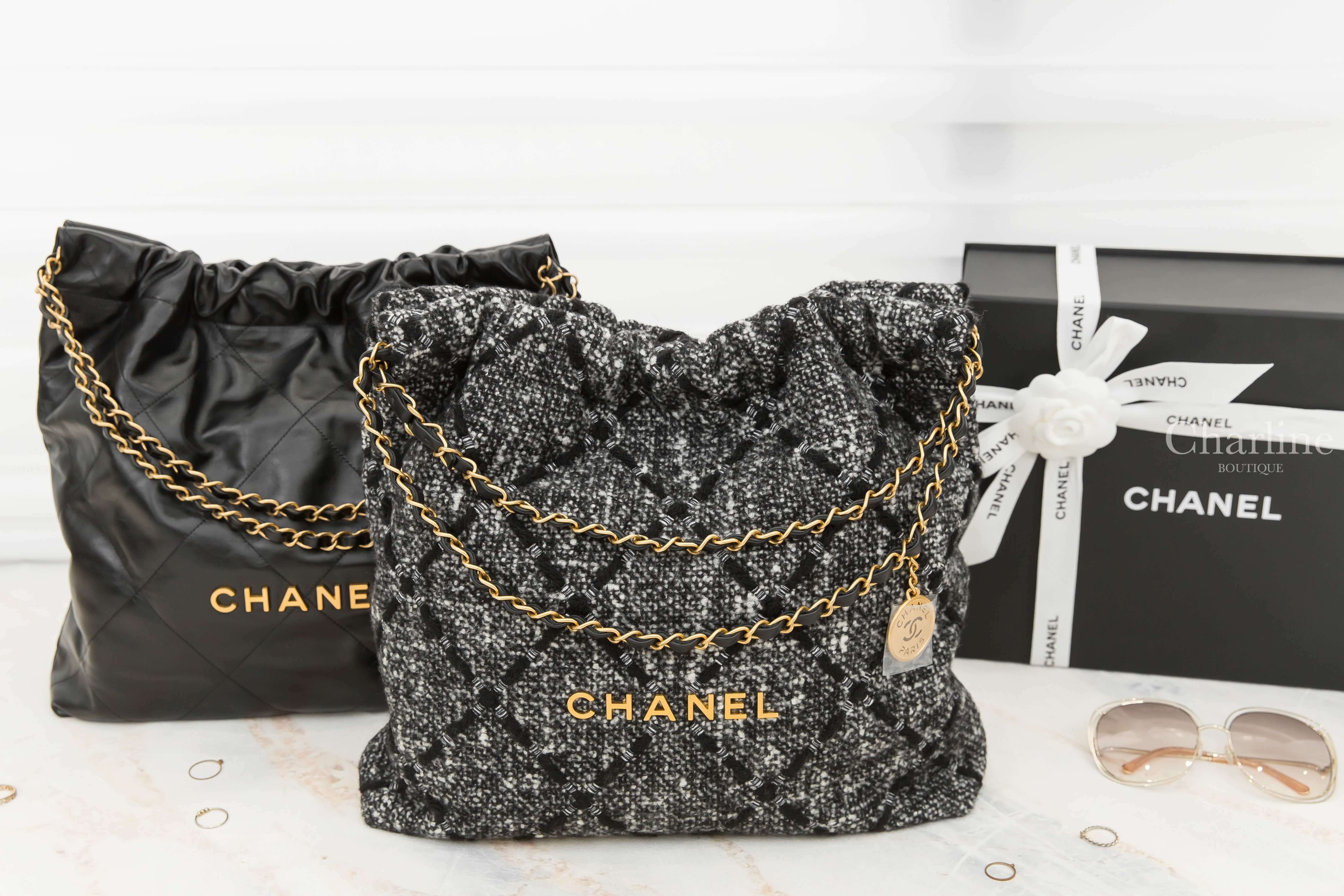 Chanel Chanel 22 Handbag 黑色金字徽章鍊帶中型牛皮大菱格紋肩背包,Chanel Chanel 22 Handbag 黑灰色粗花呢金字徽章鍊帶中型羊毛大菱格紋肩背包-Charline Boutique 精品代購