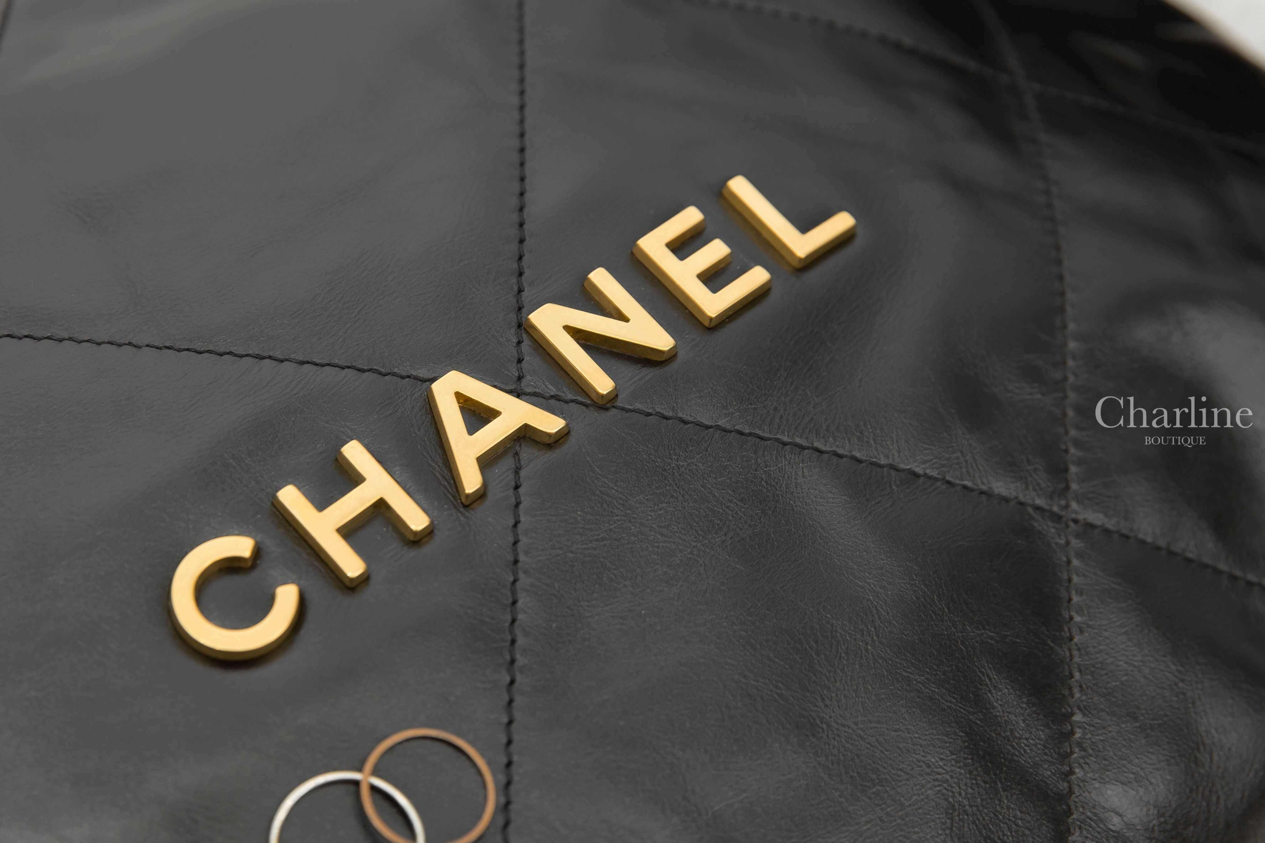 Chanel Chanel 22 Handbag 黑色金字徽章鍊帶中型小牛皮大菱格紋肩背包