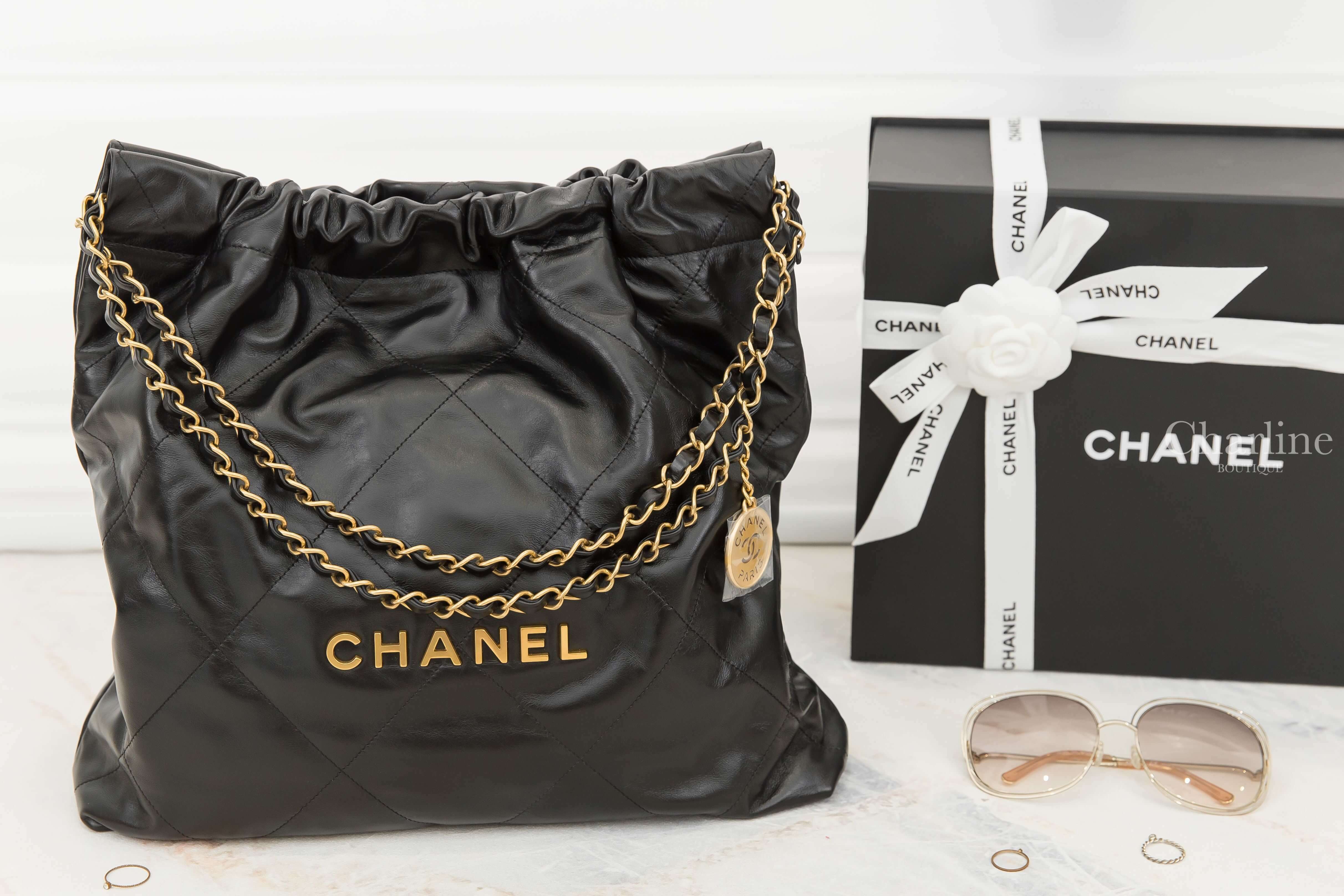 Chanel Chanel 22 Handbag 黑色金字徽章鍊帶中型小牛皮大菱格紋肩背包