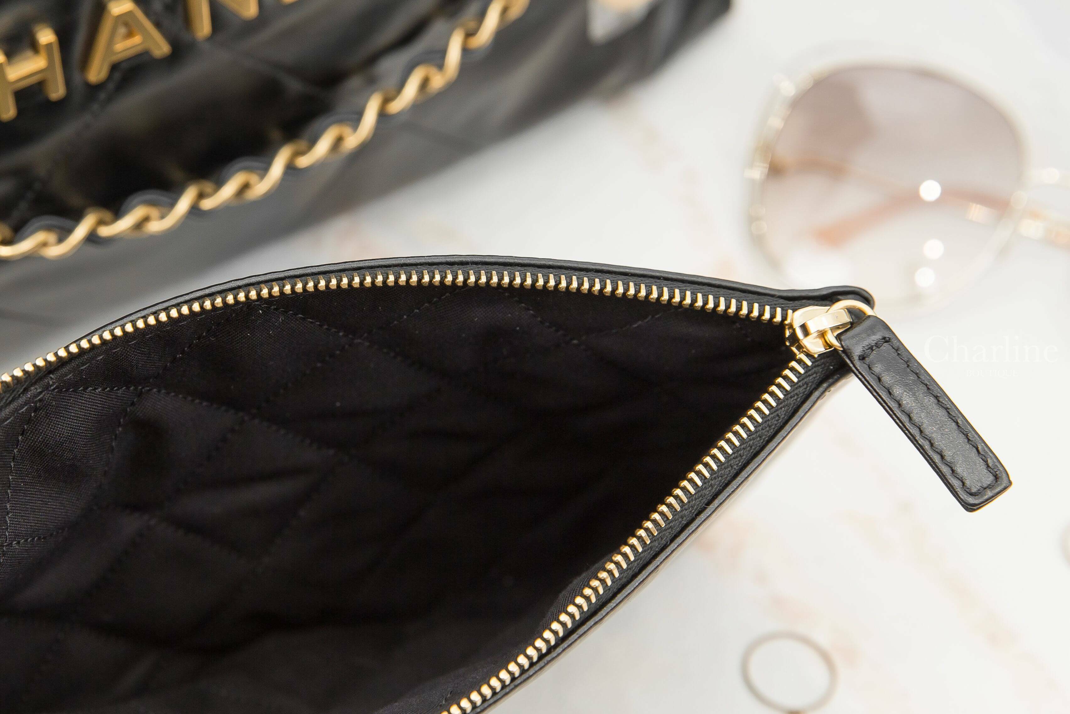 Chanel Chanel 22 Handbag 黑色金字徽章鍊帶中型牛皮大菱格紋肩背包-Charline Boutique 精品代購