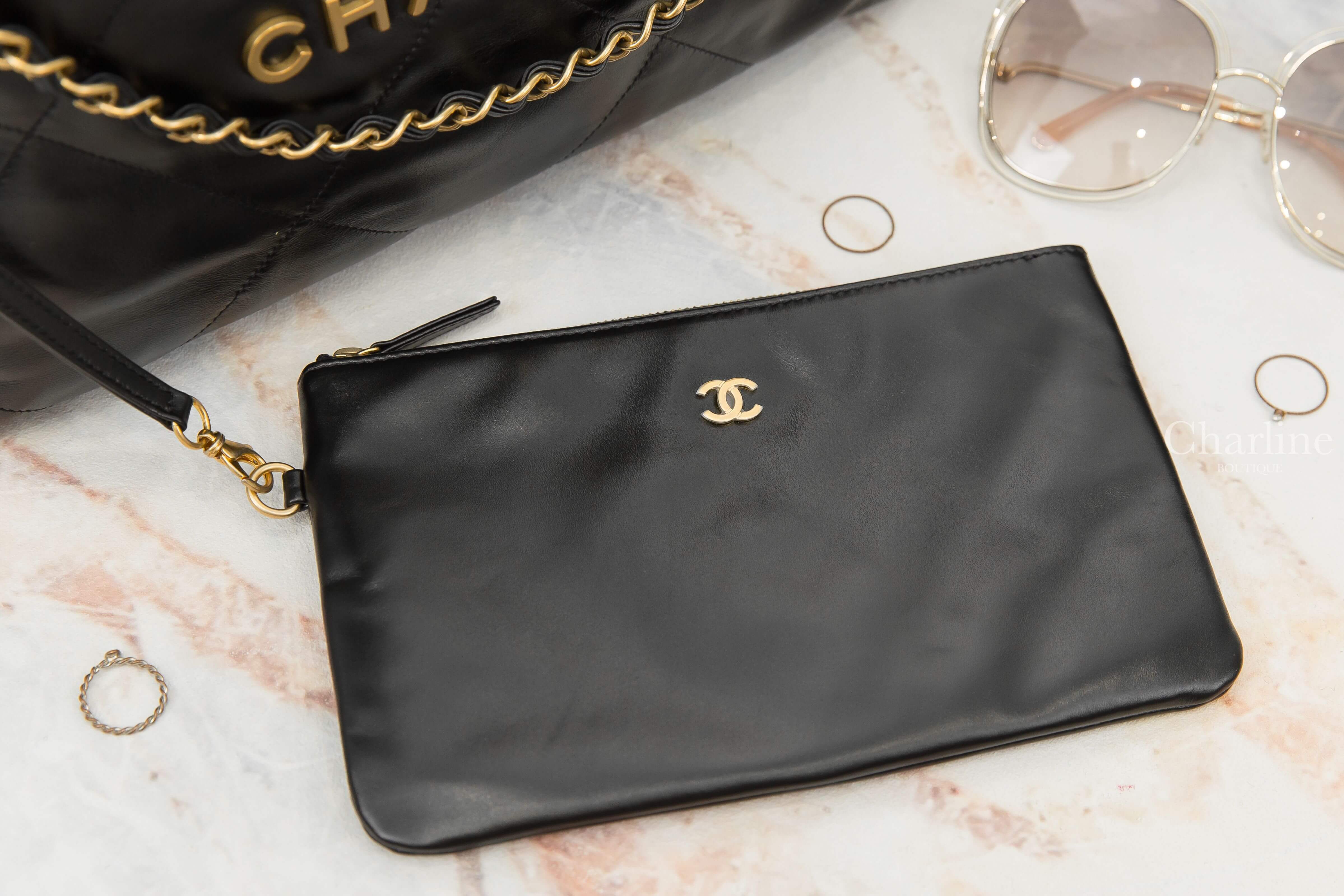 Chanel Chanel 22 Handbag 黑色金字徽章鍊帶中型牛皮大菱格紋肩背包-Charline Boutique 精品代購