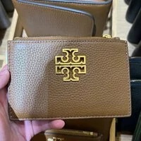 [S] TORY BURCH BRITTEN ZIP CARD CASE, MOOSE, 78566-909 (STB184)