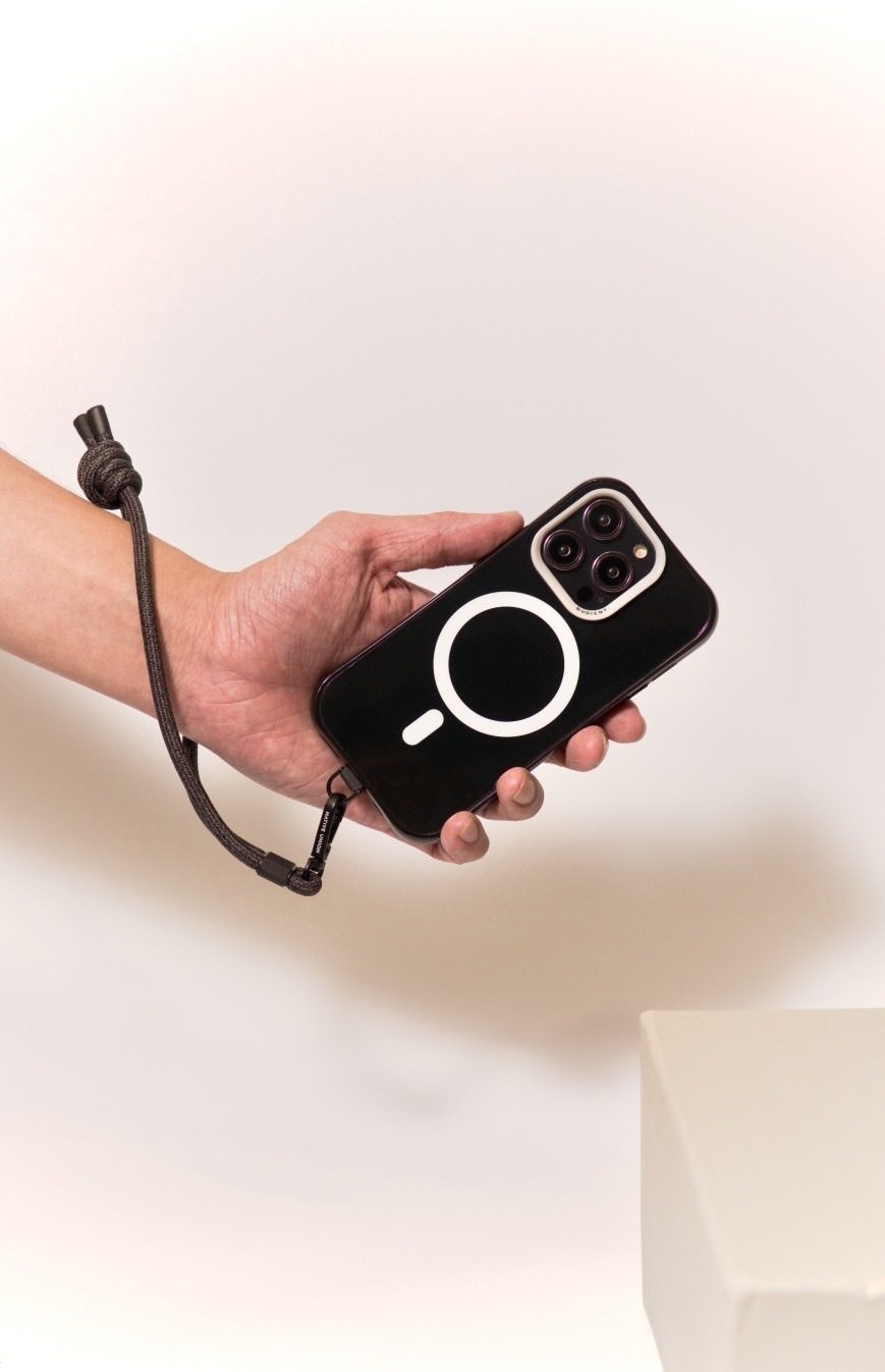 Nudient｜iPhone14系列透明光感手機殼-FORM/透明黑magsafe款