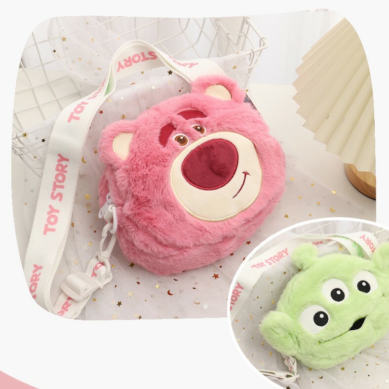 【預購】三眼怪熊抱哥 絨毛雙面翻翻斜背包 兩種圖案 雙面可用