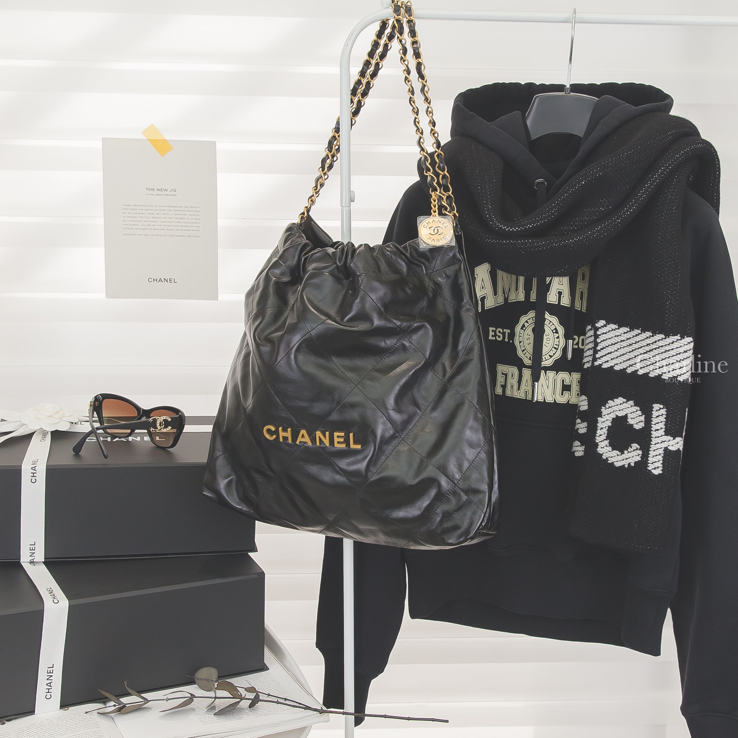 Chanel Chanel 22 Handbag 黑色金字徽章鍊帶中型牛皮大菱格紋肩背包,Chanel 黑色蝴蝶型咖啡鏡片黑色鏡腳黑金皮穿鍊水鑽CC太陽眼鏡,Chanel Scarf 黑底白字喀什米爾圍巾-Charline Boutique 精品代購