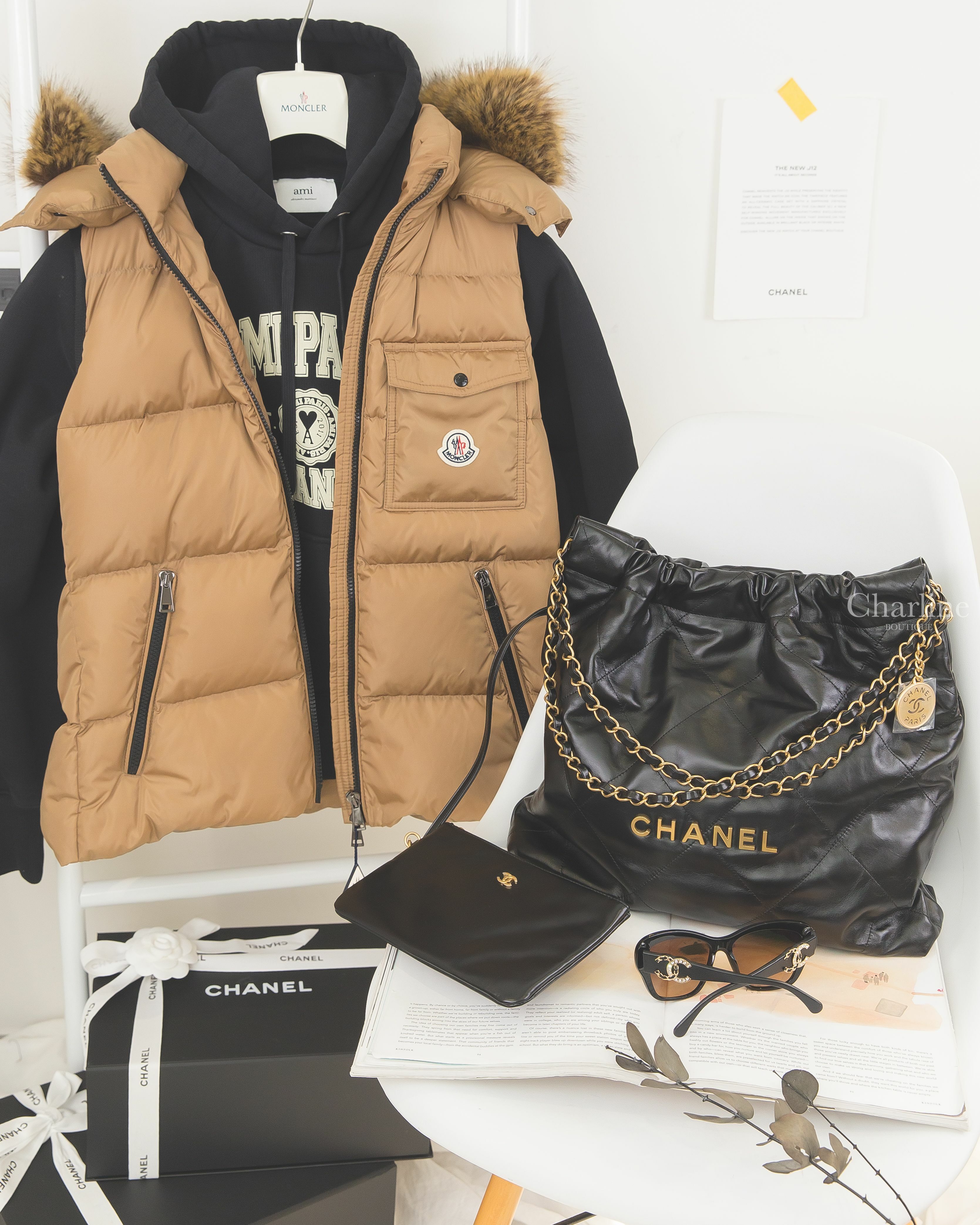 Chanel Chanel 22 Handbag 黑色金字徽章鍊帶中型牛皮大菱格紋肩背包,Chanel Butterfly Sunglasses 黑色蝴蝶型咖啡鏡片黑色鏡腳黑金皮穿鍊水鑽CC太陽眼鏡-Charline Boutique 精品代購