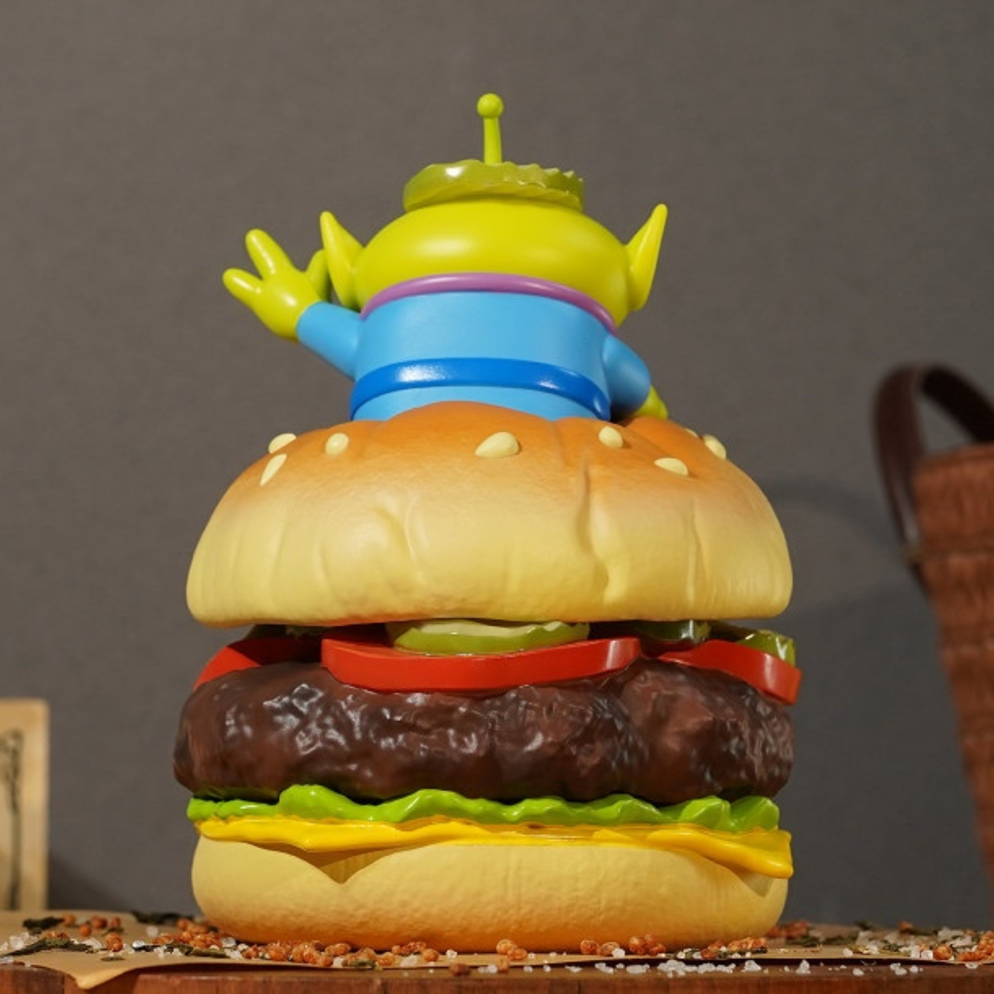 Soap Studio 三眼怪 漢堡公仔背面照