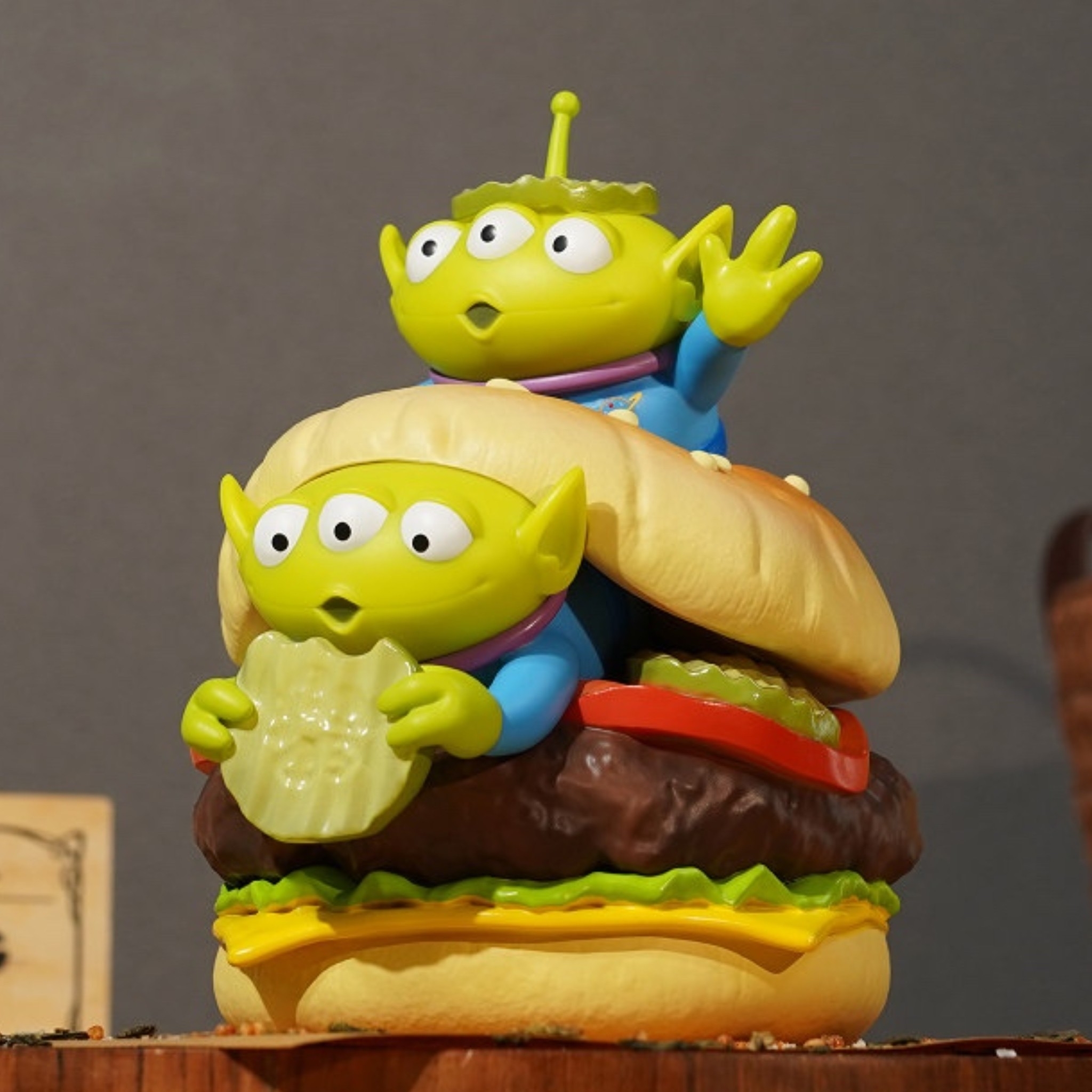 Soap Studio 三眼怪 漢堡公仔側面照