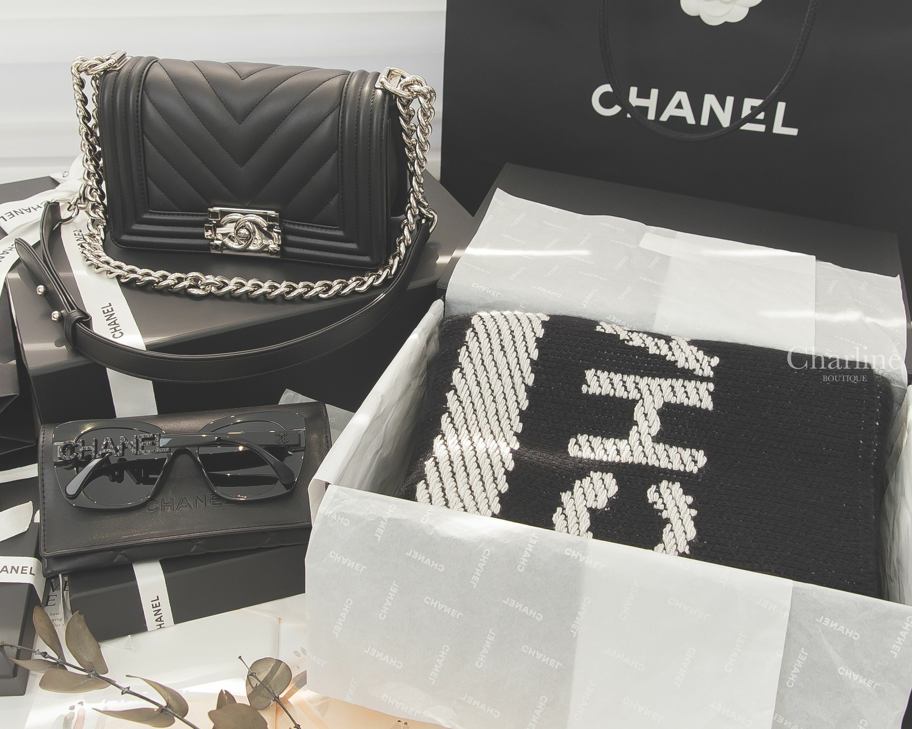 Chanel Cashmere Scarf 黑底白字喀什米爾圍巾,Small Boy Chanel Handbag 黑色銀CC銀鍊20cm牛皮山形紋手提肩背包,黑色方框側邊黑鑽 Chanel 太陽眼鏡-Charline Boutique 精品代購