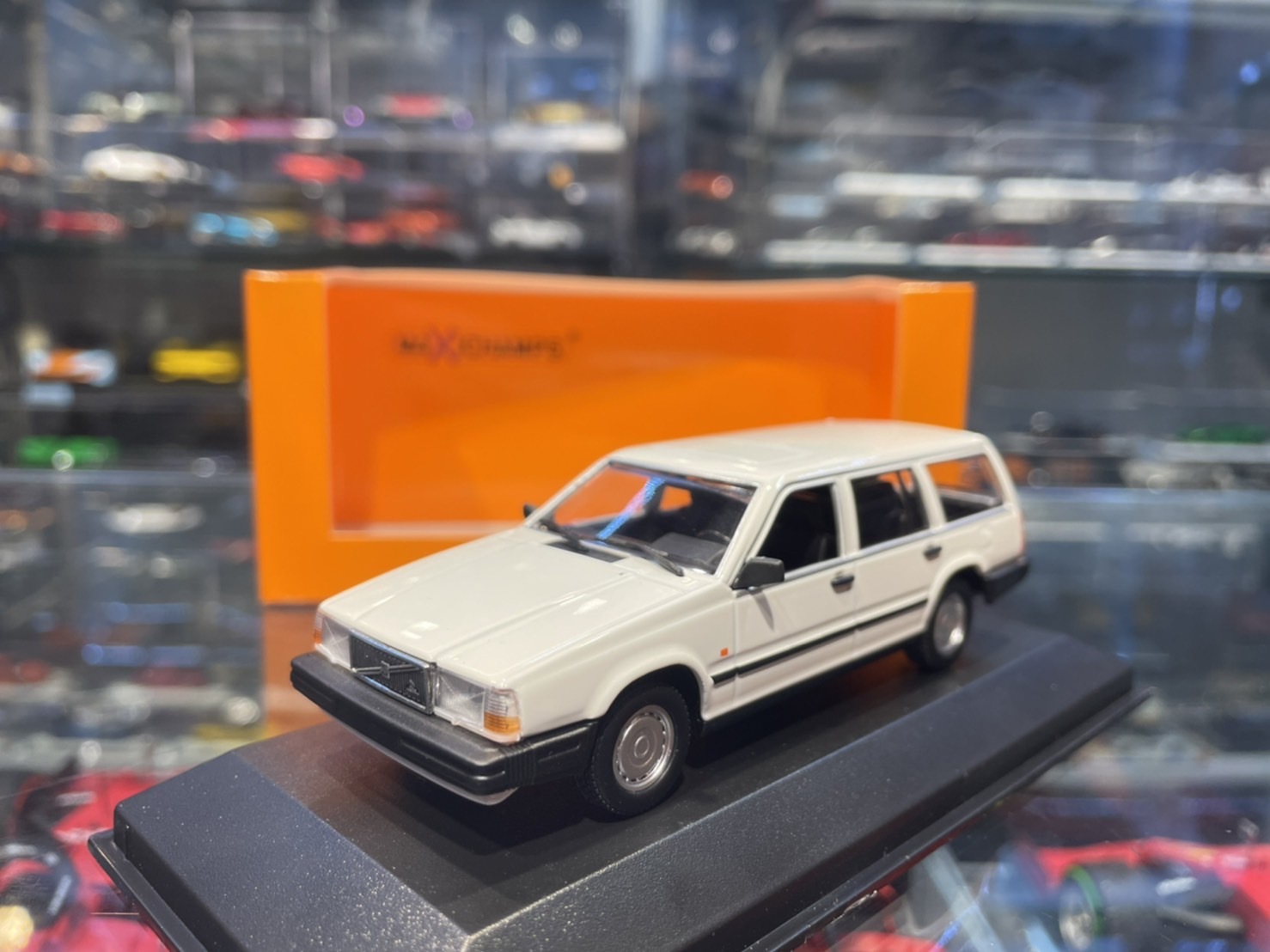 MINICHAMPS Volvo 740 Break 1986 White 940171710 1/43