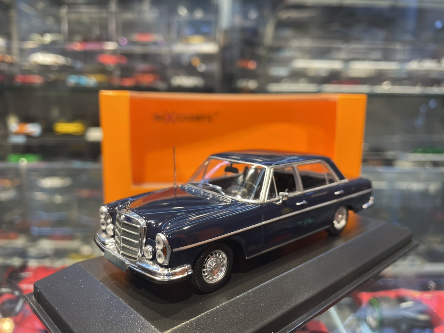 MINICHAMPS Mercedes-Benz 300 SEL 6.3 W109 深藍1/43