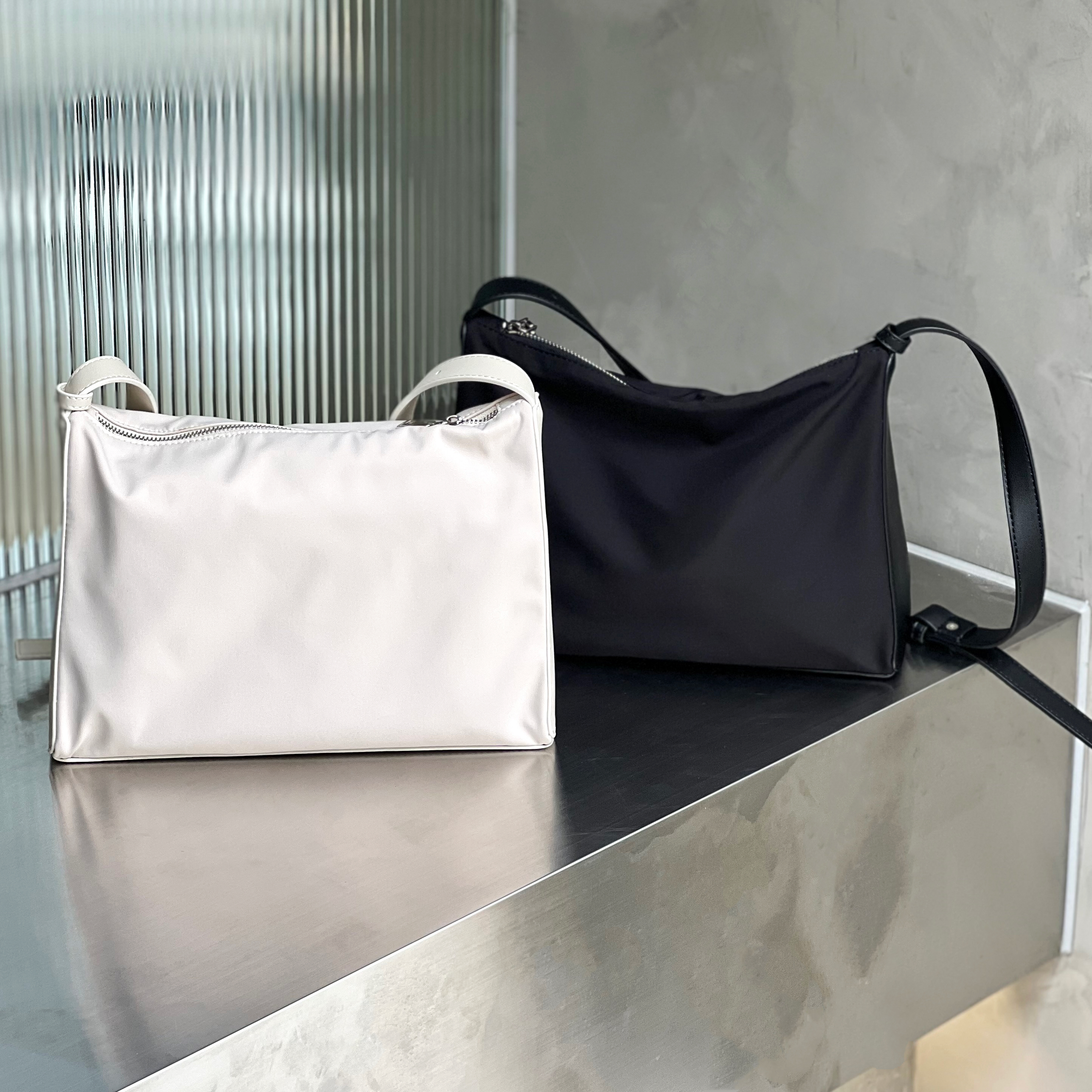 素面防潑水斜跨包