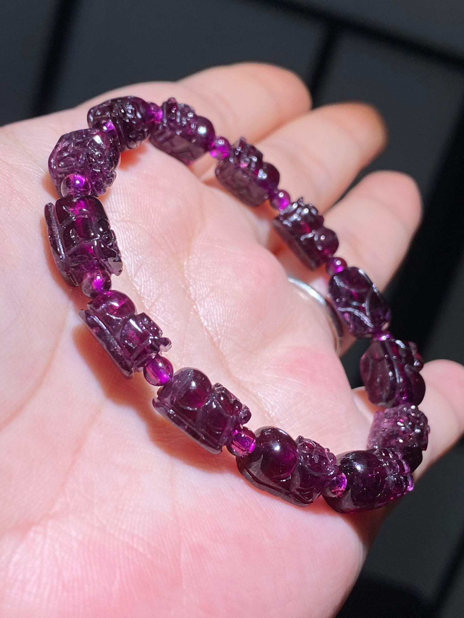 7+mm 高質紫牙烏石榴石貔貅手串