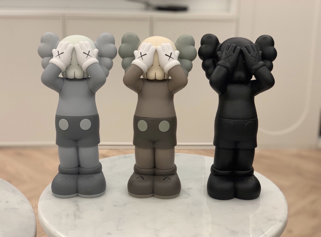 KAWS HOLIDAY 英國站 站立公仔 25cm 三色