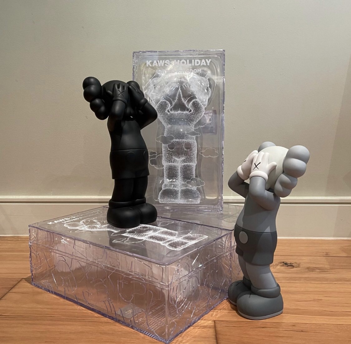 KAWS HOLIDAY 英國站 站立公仔 25cm 三色