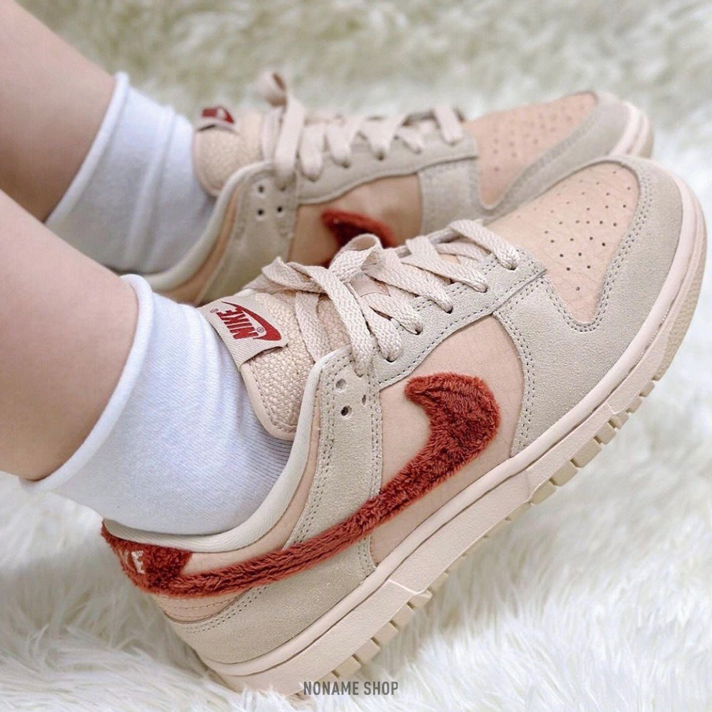 NIKE DUNK LOW "Terry Swoosh" 絨毛 草莓熊 (女款)