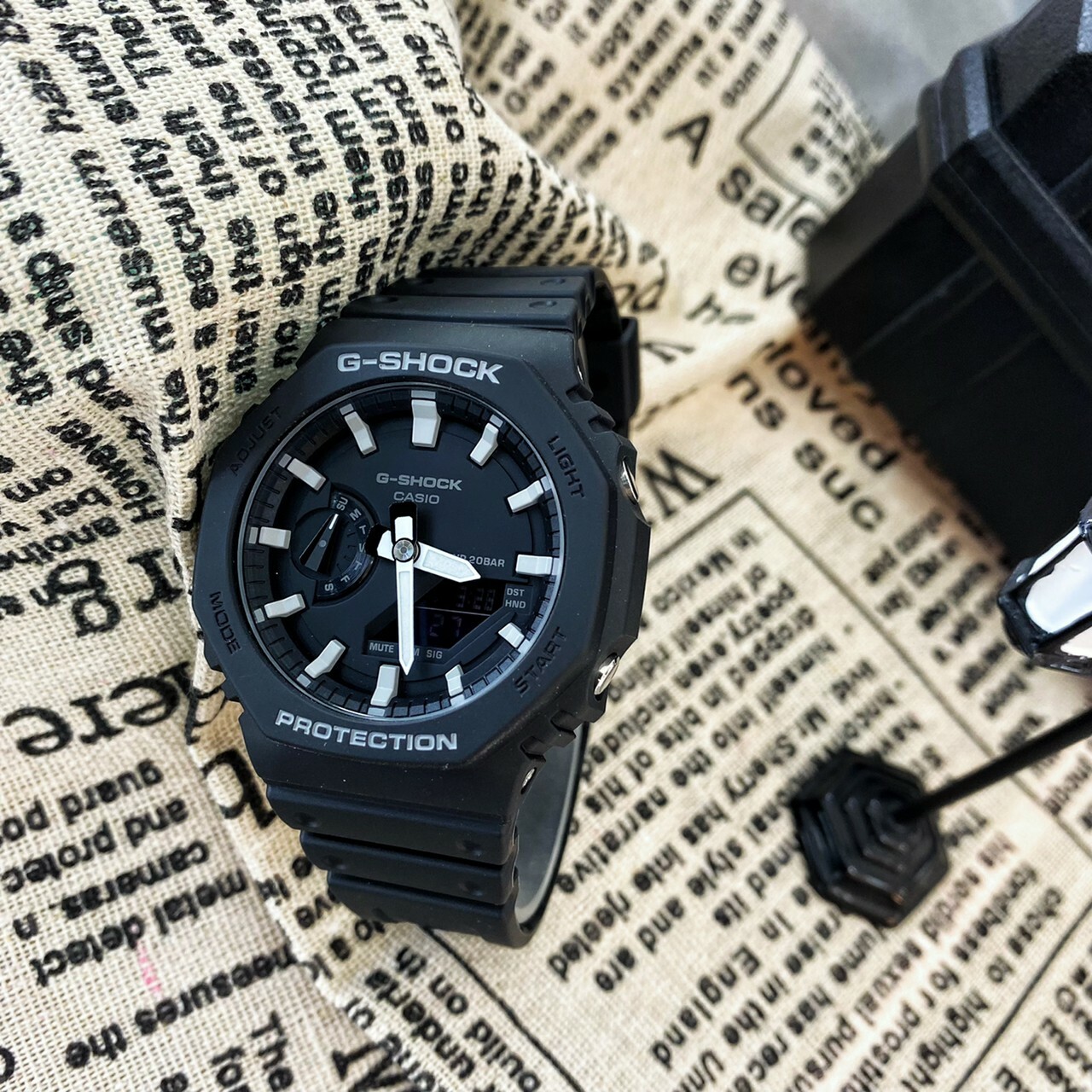 【G-SHOCK 卡西歐】黑白配色八角農家橡樹雙顯電子錶GA-2100-1A