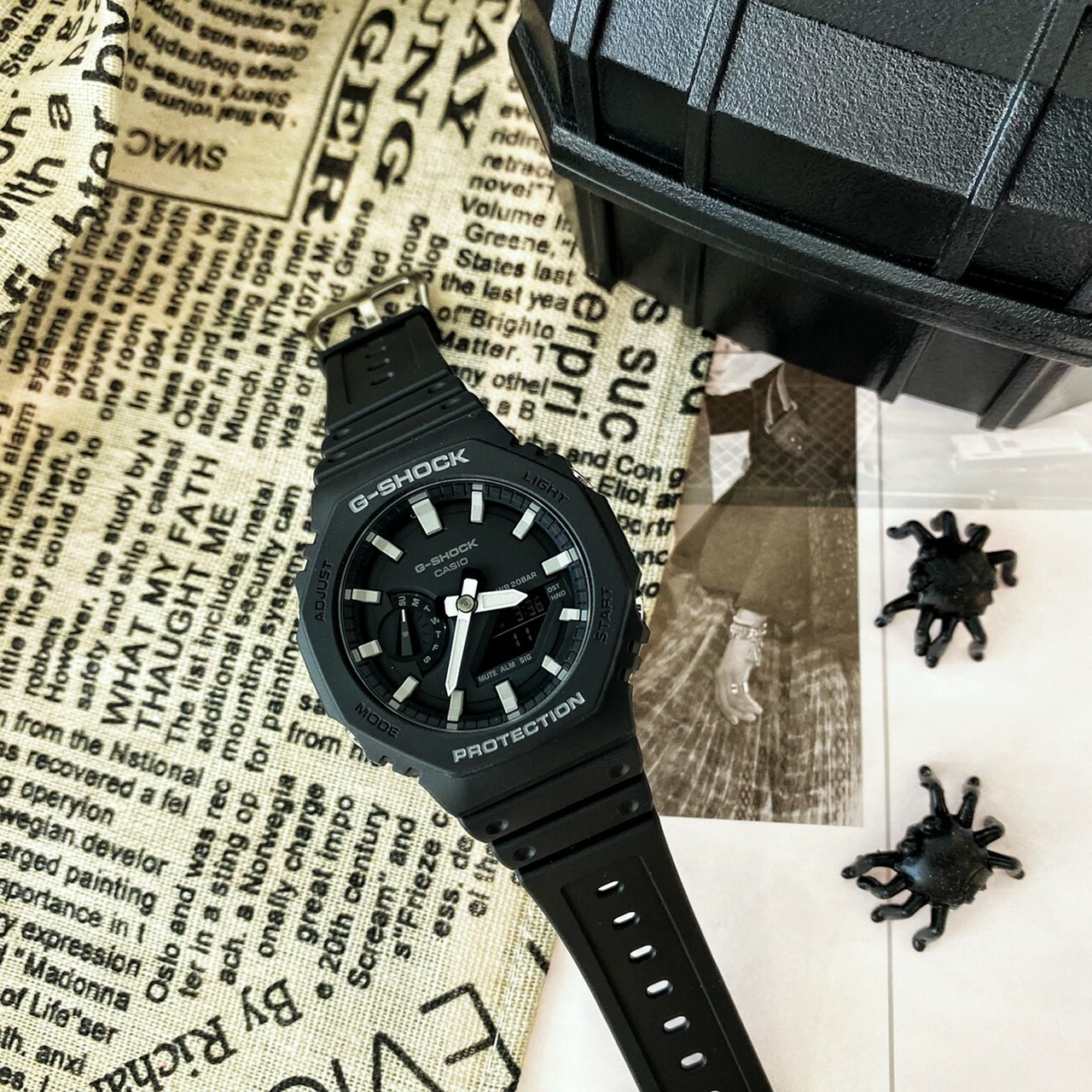 【G-SHOCK 卡西歐】黑白配色八角雙顯電子錶 GA-2100-1A 現代鐘錶