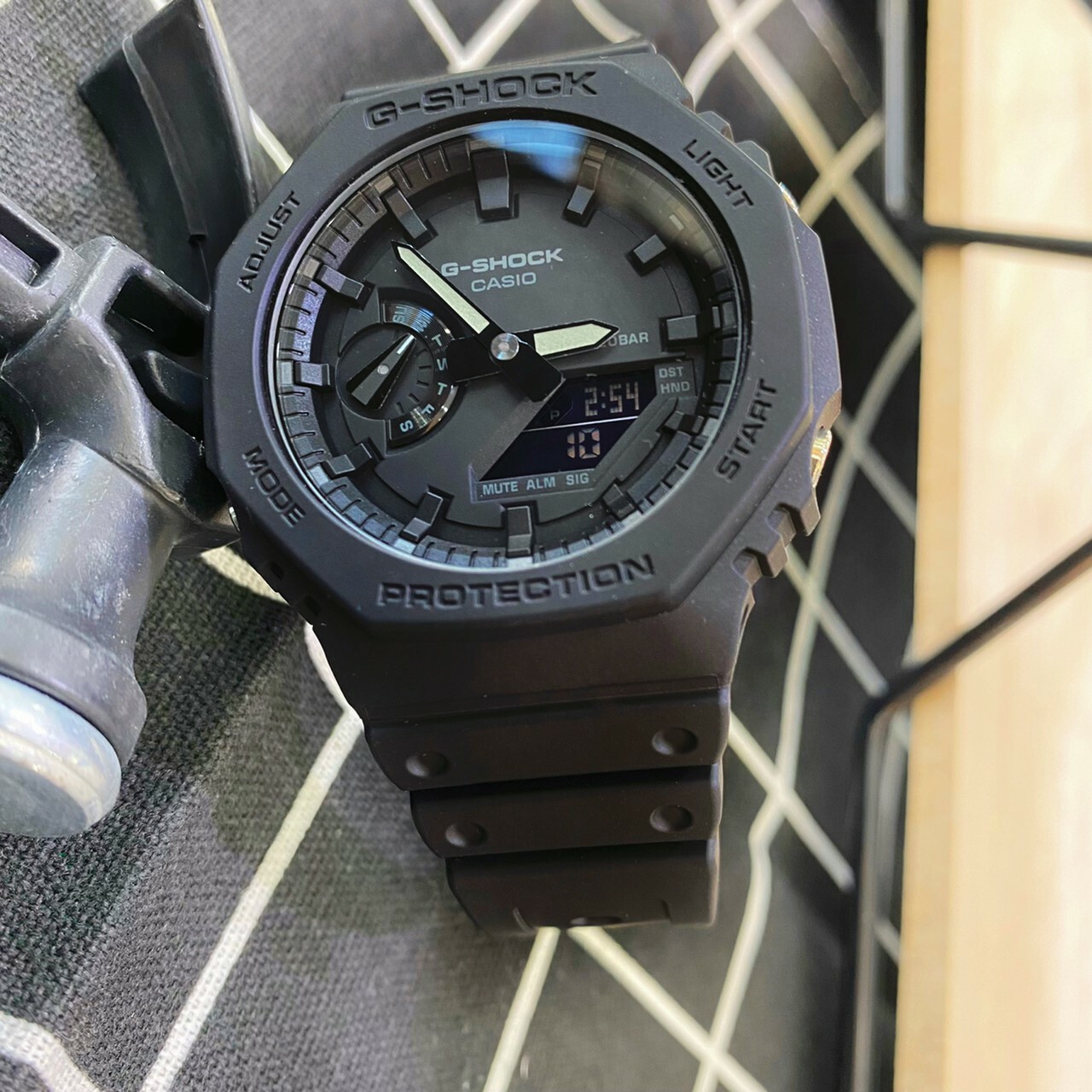 【G-SHOCK 卡西歐】全黑八角殼形雙顯電子錶 GA-2100-1A1 現代鐘錶