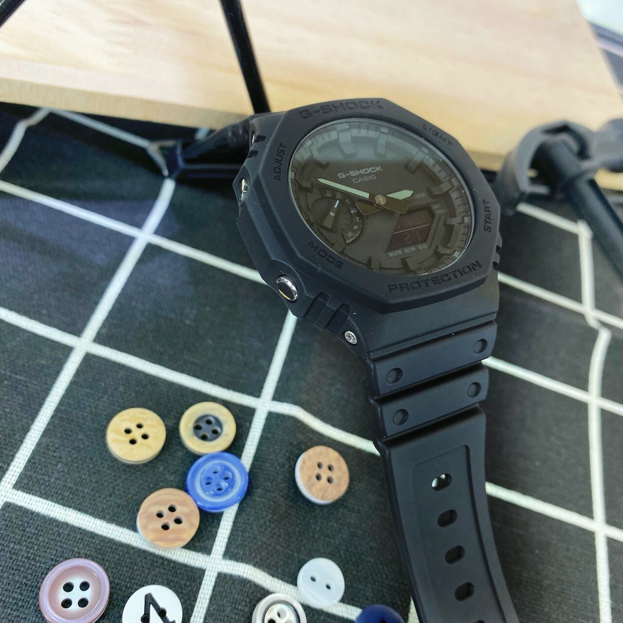 【G-SHOCK 卡西歐】全黑八角殼形雙顯電子錶 GA-2100-1A1 現代鐘錶