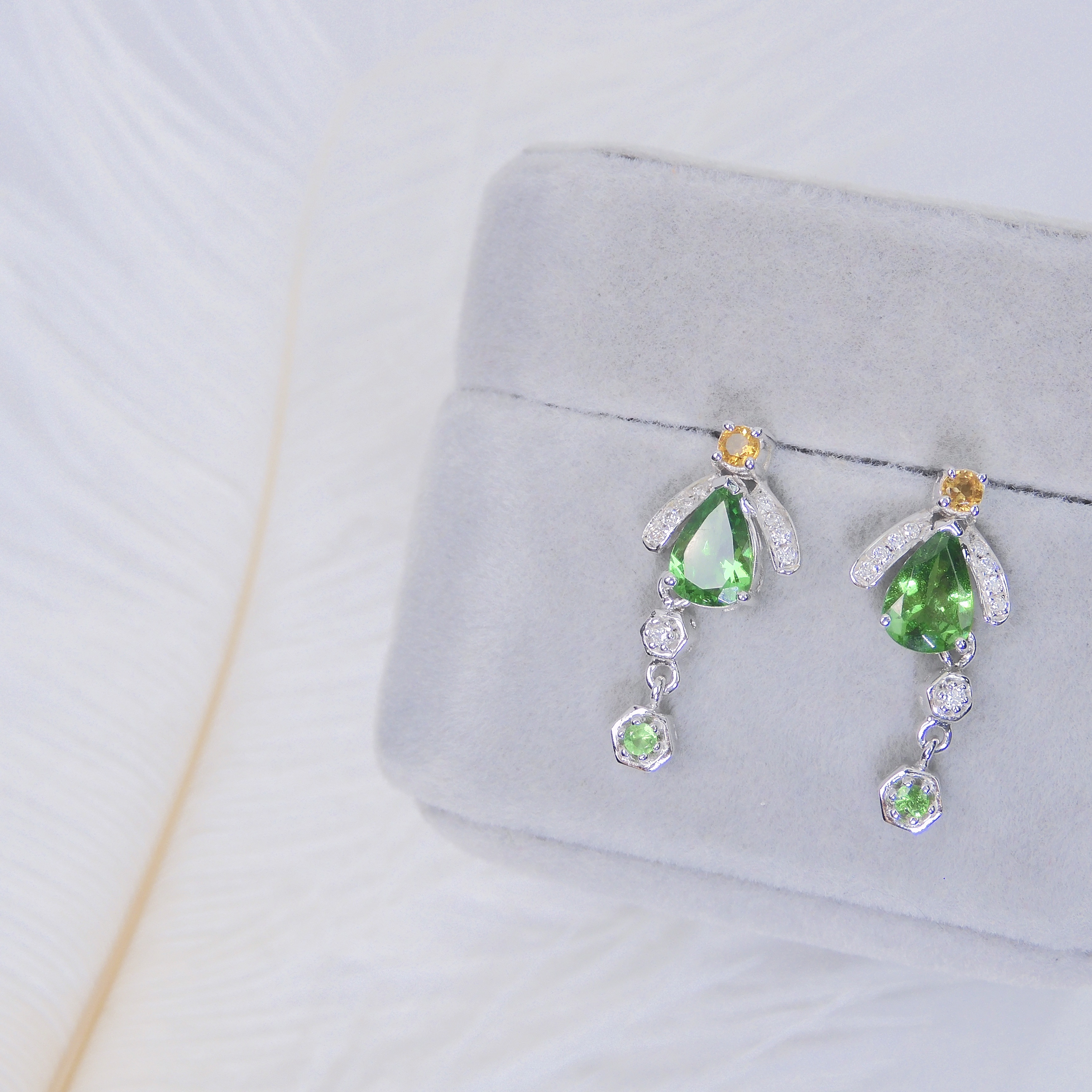 18K金 1.052ct 沙弗萊石耳釘