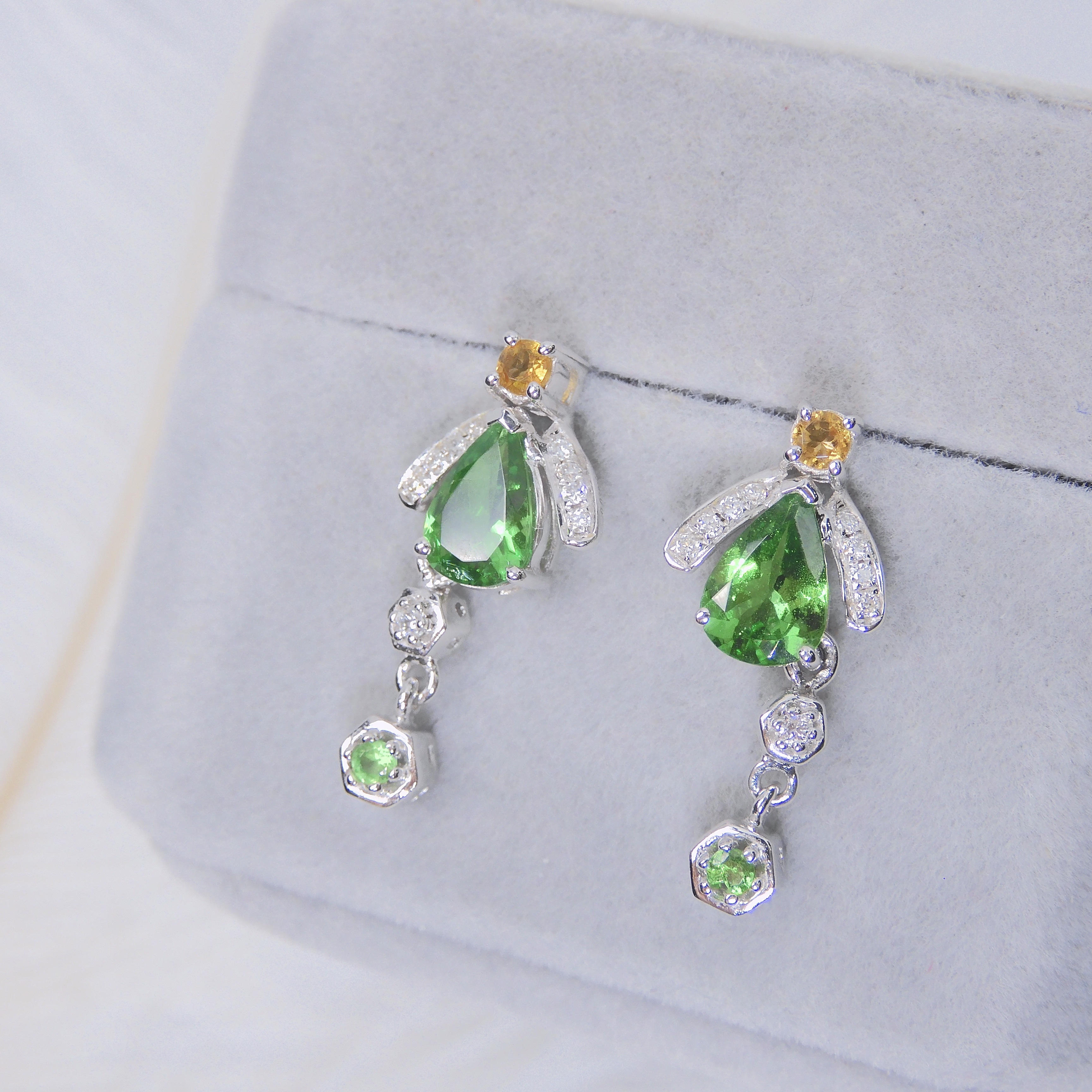 18K金 1.052ct 沙弗萊石耳釘