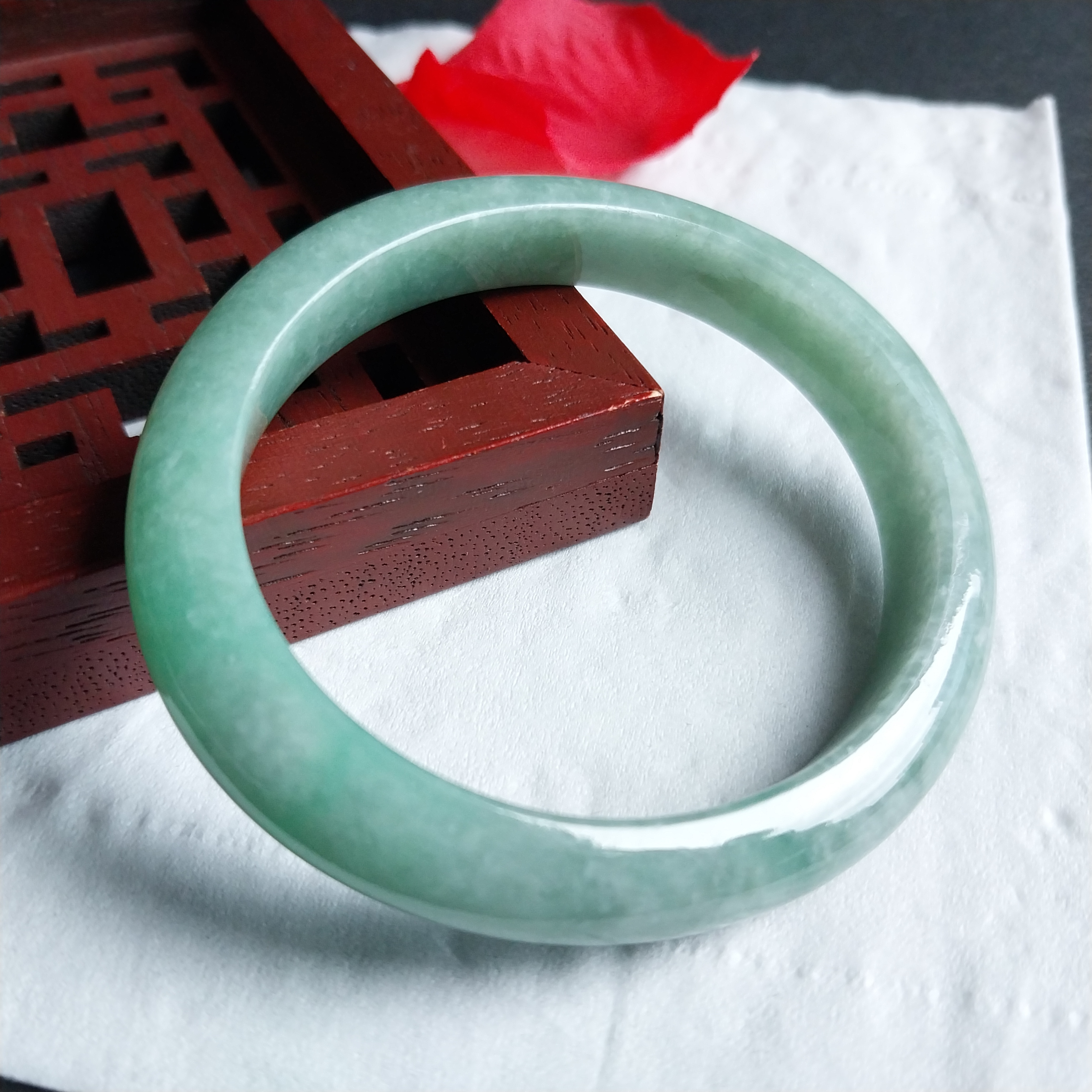 J2078 冰糯豆綠貴妃玉鐲 52mm (50-52)