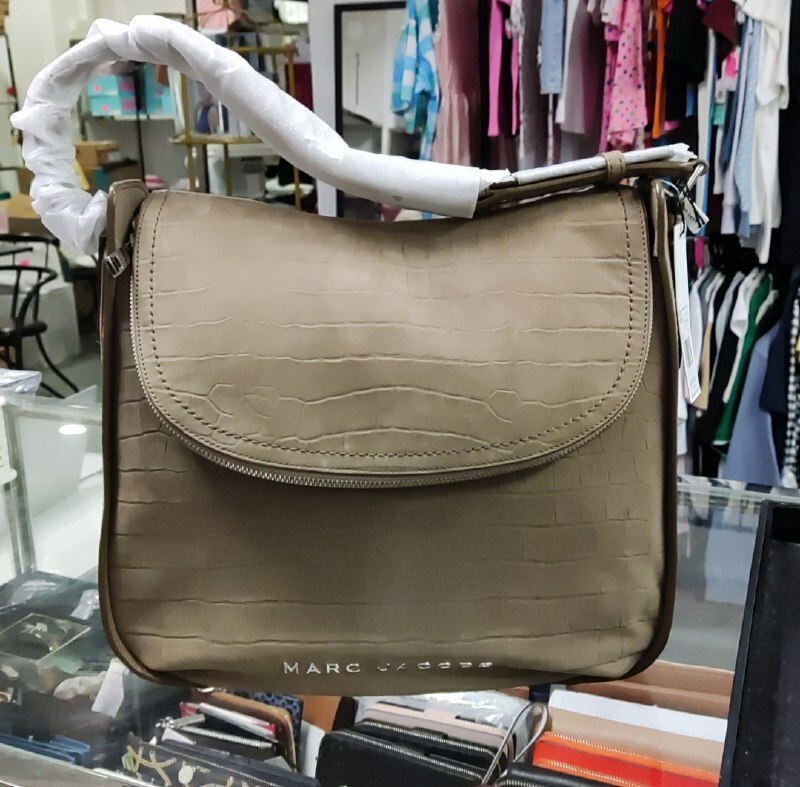 [S] MARC JACOBS LARGE GREIGE GROOVE BAG WITH SUADE CROC, 191267934631 (SMJ58)