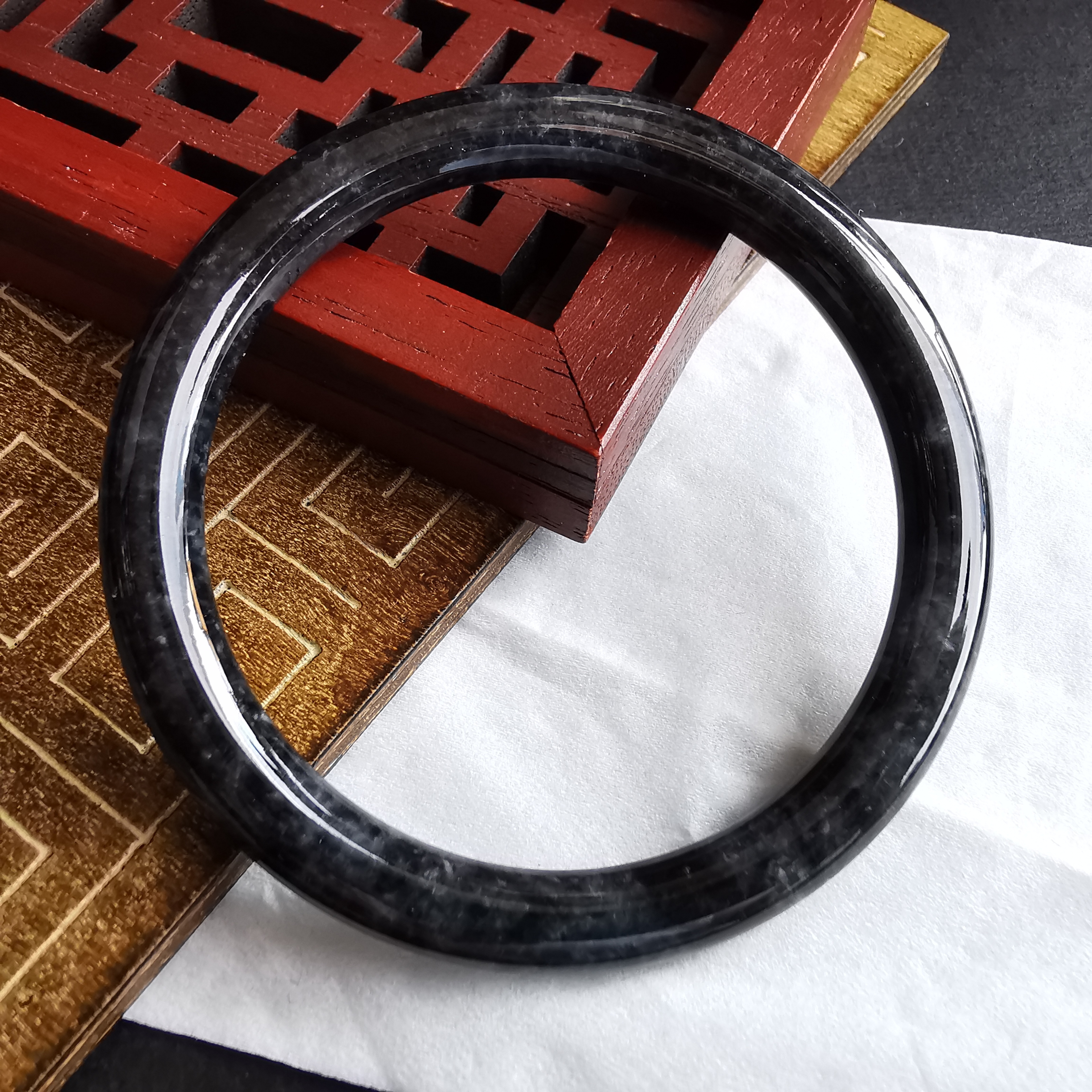 J2077 冰烏雞圓條玉鐲 53.5mm (52-54)