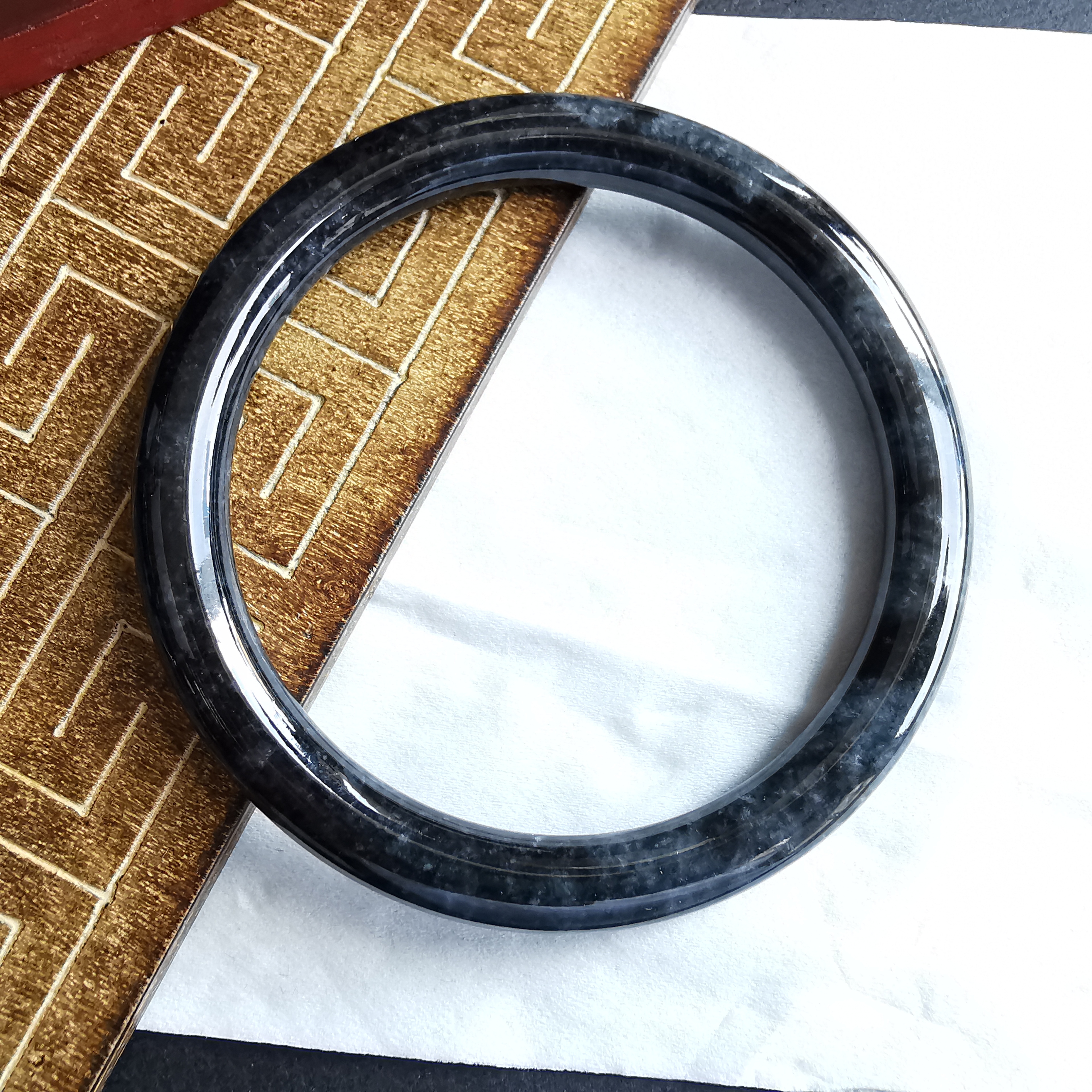 J2077 冰烏雞圓條玉鐲 53.5mm (52-54)