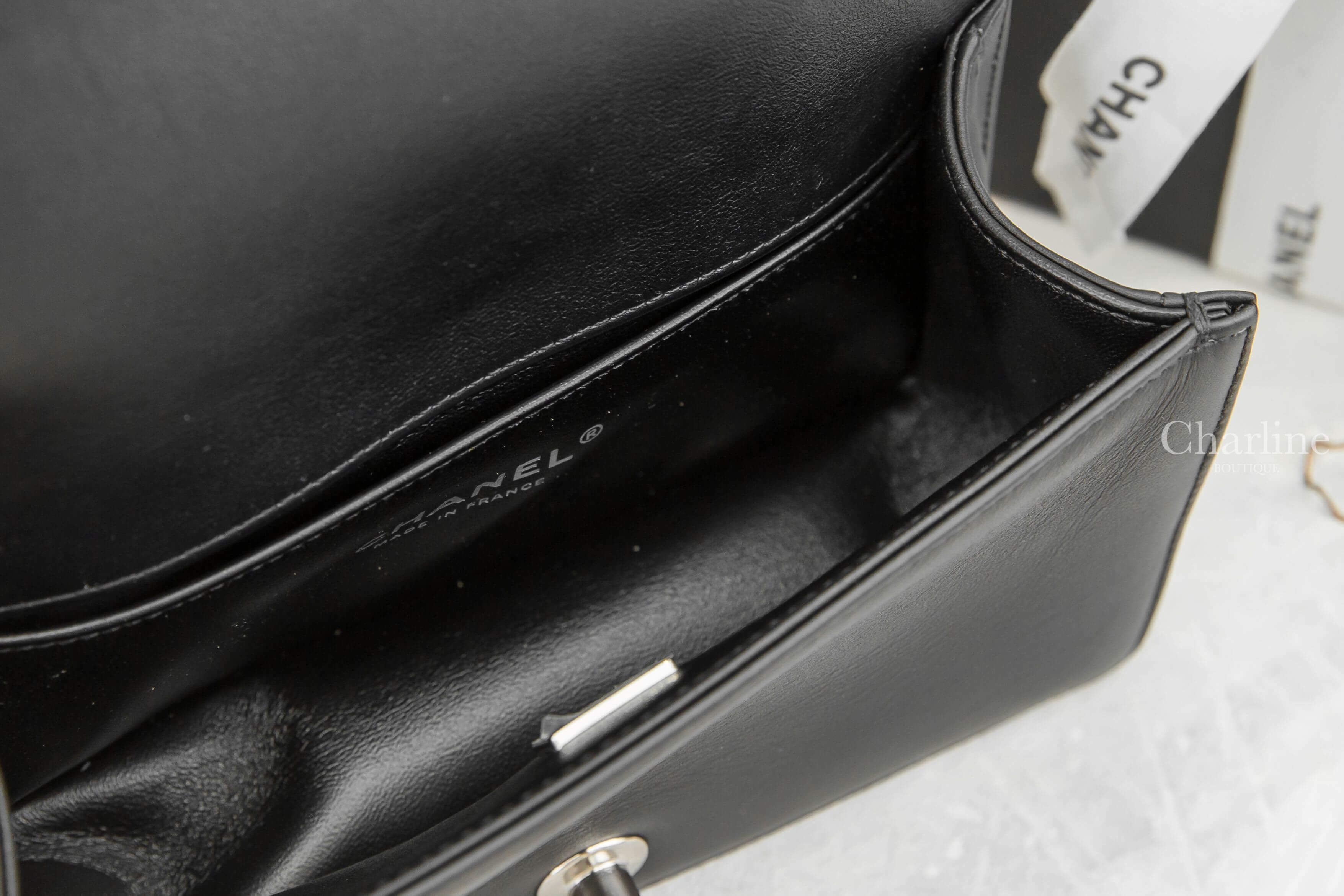 Chanel Small Boy Chanel Handbag 黑色銀CC銀鍊20cm牛皮山形紋手提肩背包-Charline Boutique 精品代購