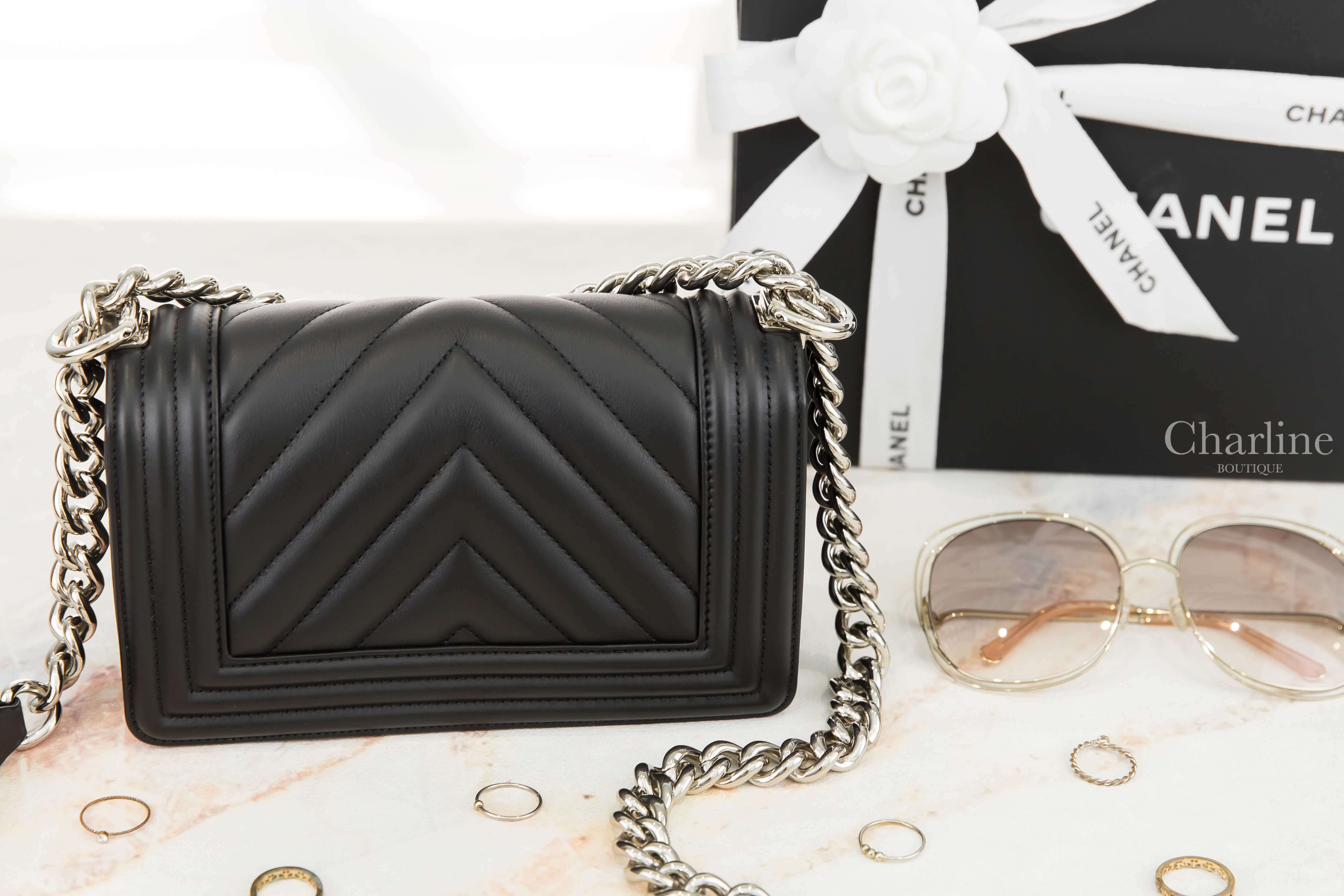 Chanel Small Boy Chanel Handbag 黑色銀CC銀鍊20cm牛皮山形紋手提肩背包-Charline Boutique 精品代購