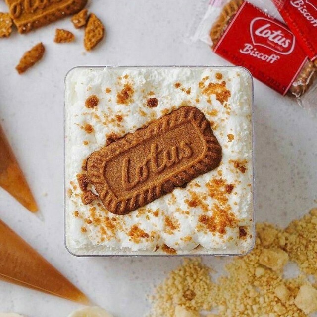 Holiday Pastry Banoffee & Biscoff Cake Box