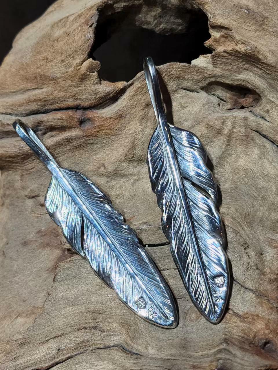 *Black Venom Jewelry-Freedom & Prayer XL(8cm)鑲美國Kingman 水波紋松石銀羽。