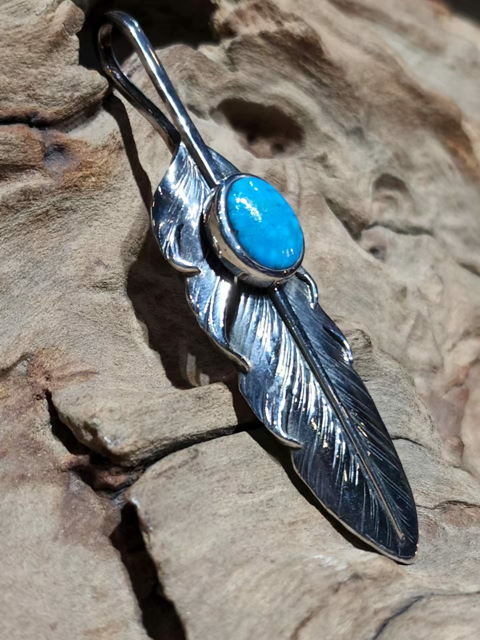 *Black Venom Jewelry-Freedom & Prayer XL(8cm)鑲美國Kingman 水波紋松石銀羽。