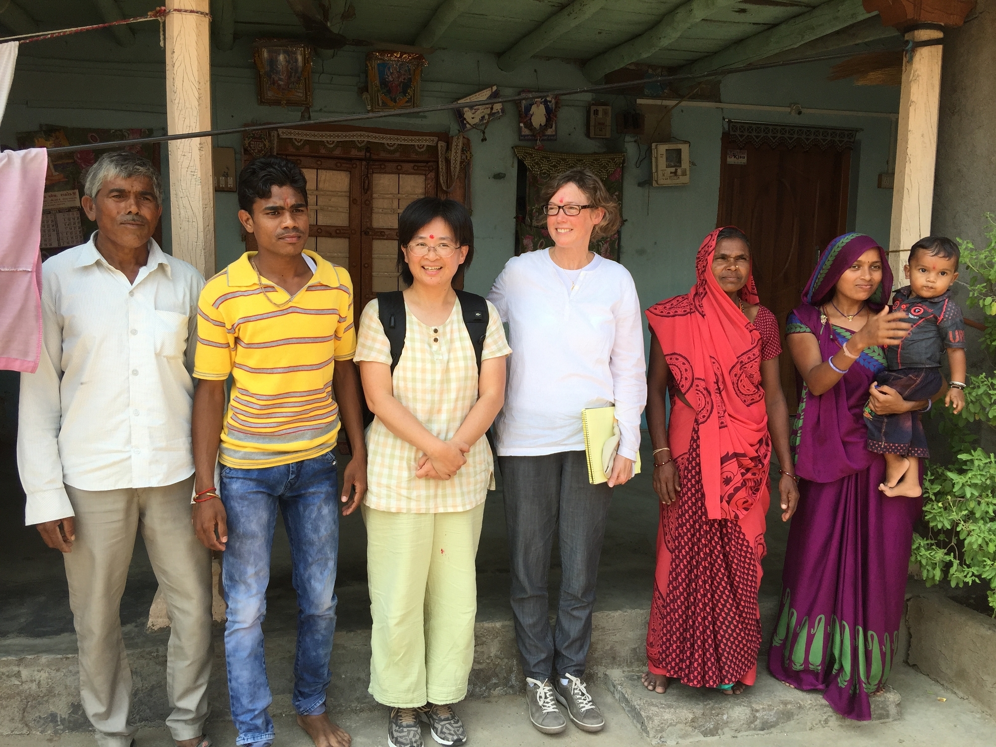 印度在眉心點一個紅點歡迎訪客