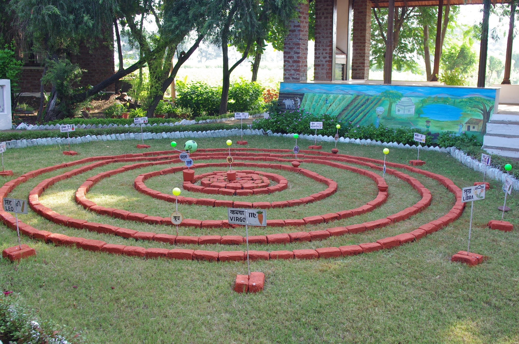 在教育訓練中心的美麗庭院中，教導BD農法用的12黃道宮模型。