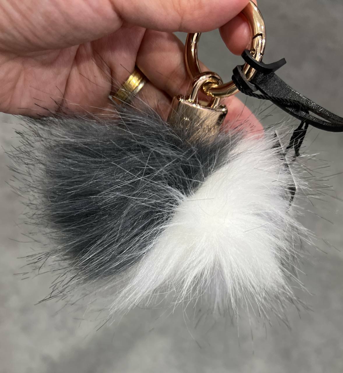 [S] O BAG ACESSORIES FURRY BALL,WHITE/GREY,SOB56 (SOB56)