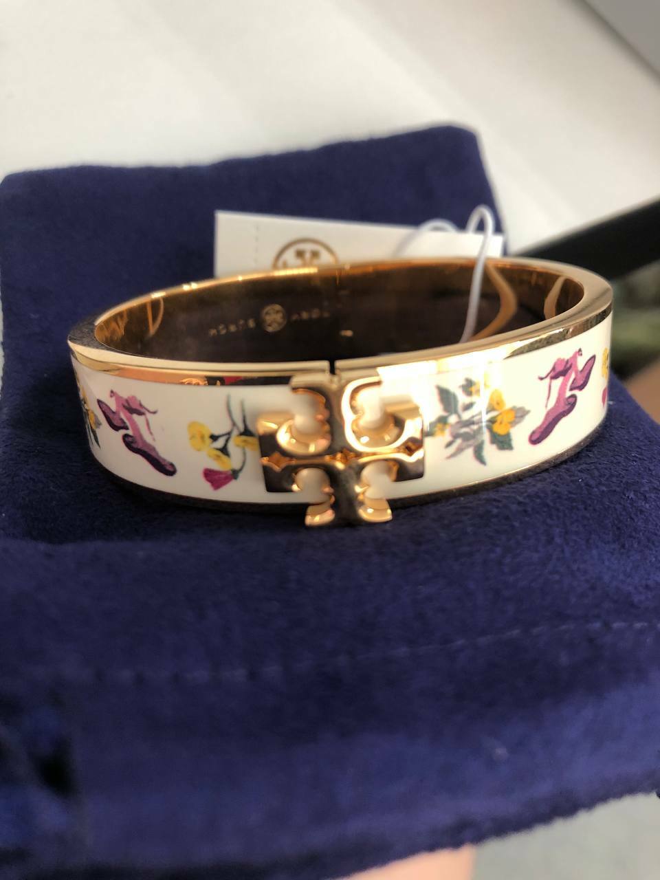 [S] TORY BURCH KIRA ENAMEL PRINTED 14MM BRACELET,TORY GOLD/PORCELAIN THISTLE, 192485707540 (STB202)
