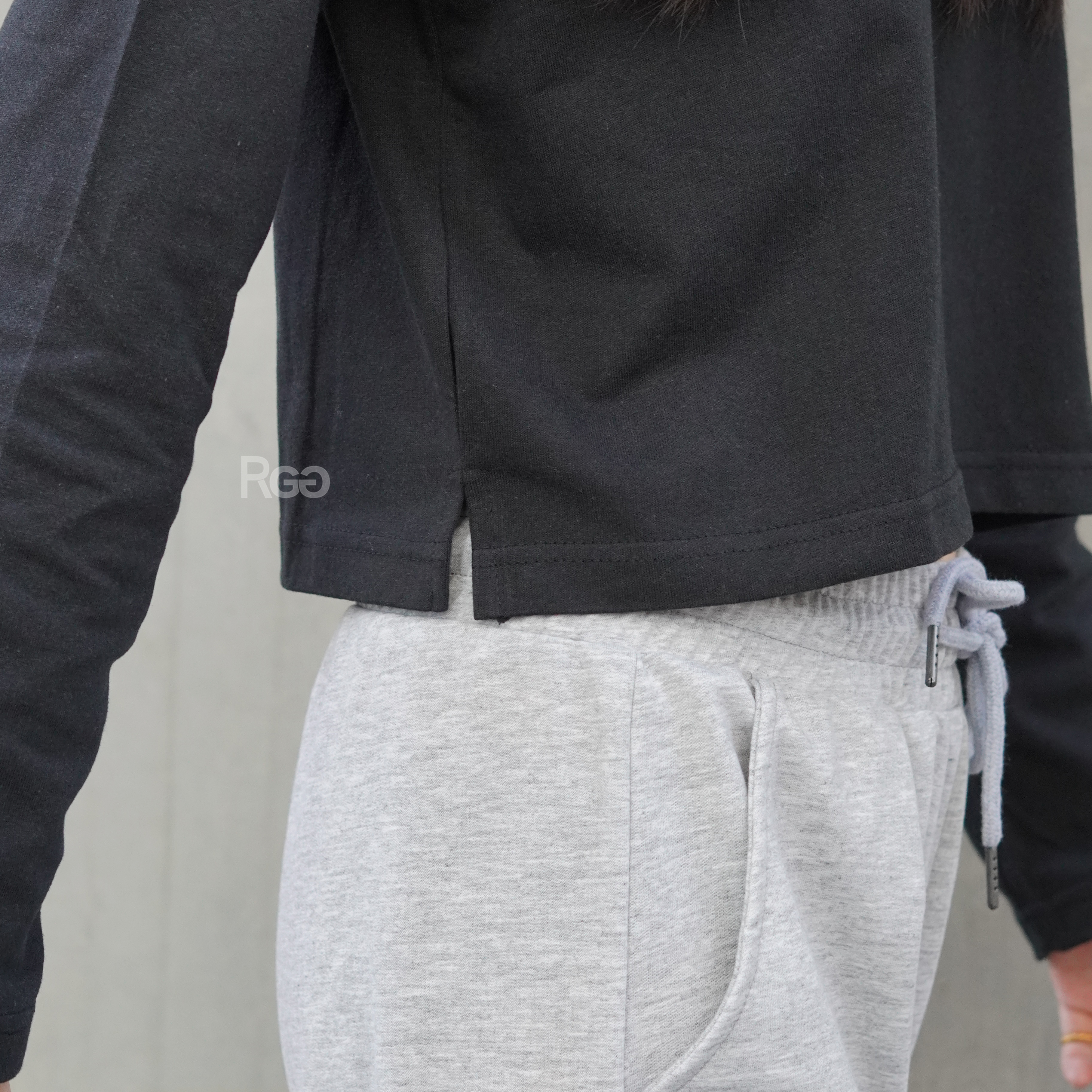 女模穿著訂製款 台灣製純棉重磅短版長T深灰側面側寫照