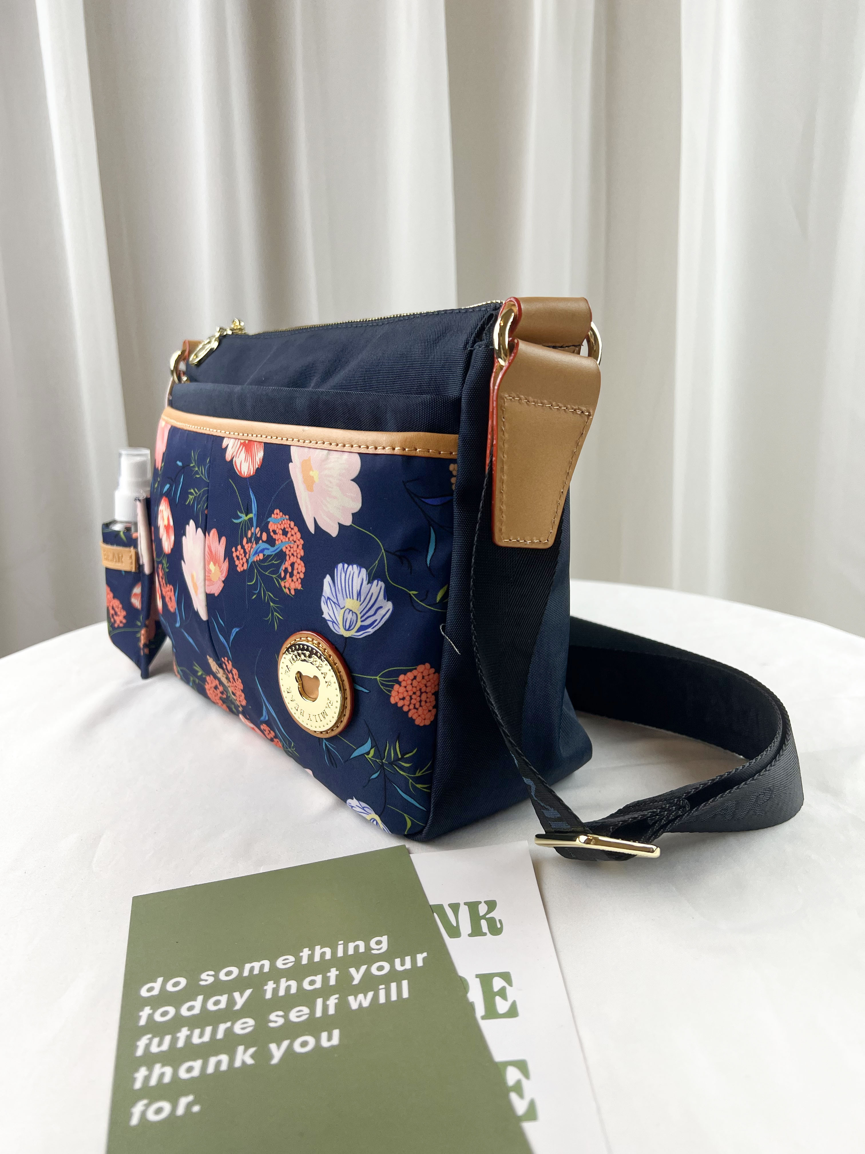 FamilyBear 藍橙花拼色防潑水側背包 附酒精保護套+酒精瓶   #2814