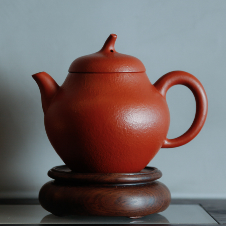 【茄段】-- 造型靈感來自枝頭成熟的茄子，以茄蒂為壺紐，生動有趣。