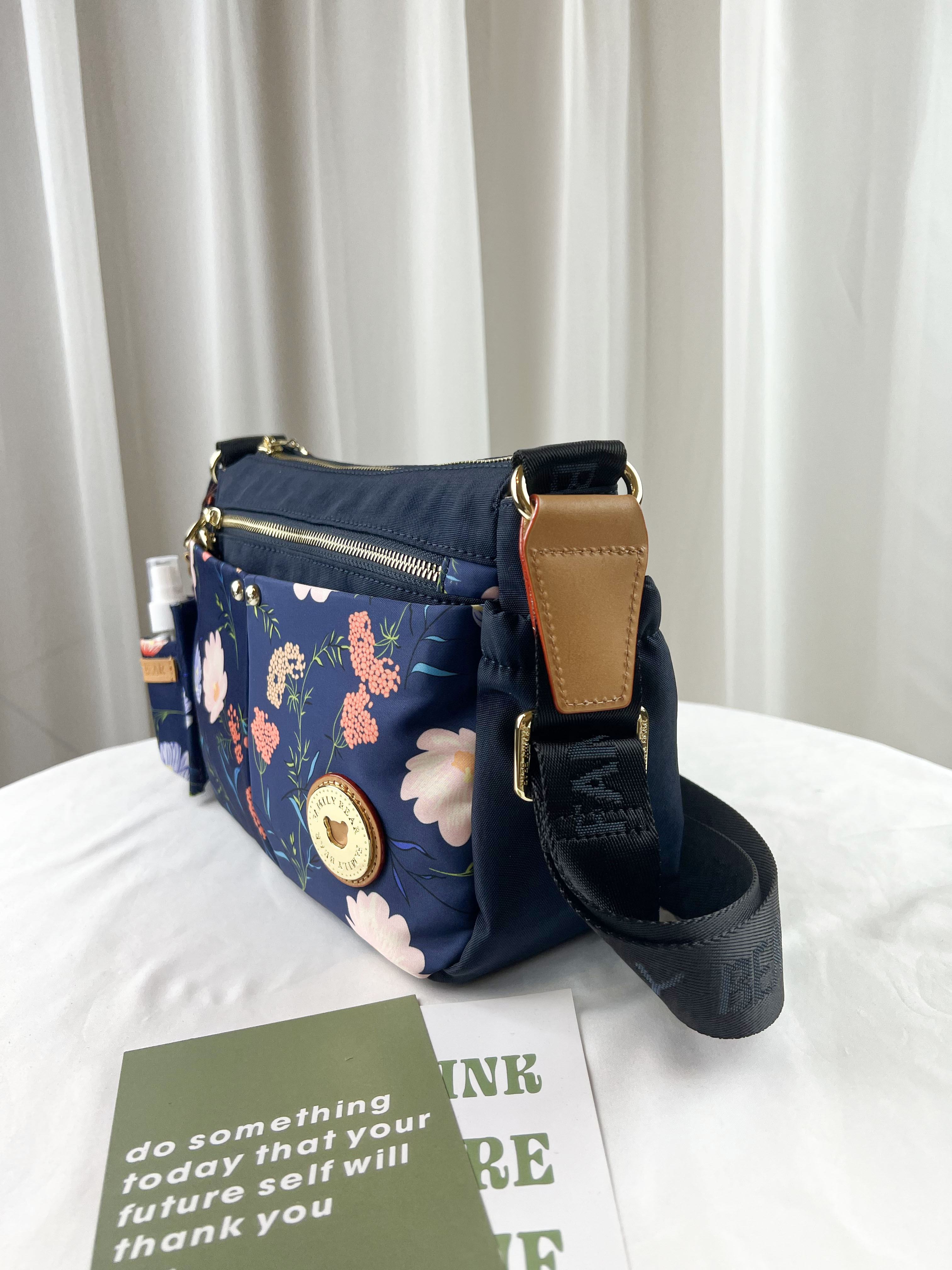 FamilyBear 藍橙花拼色防潑水側背包 附酒精保護套+酒精瓶   #2806