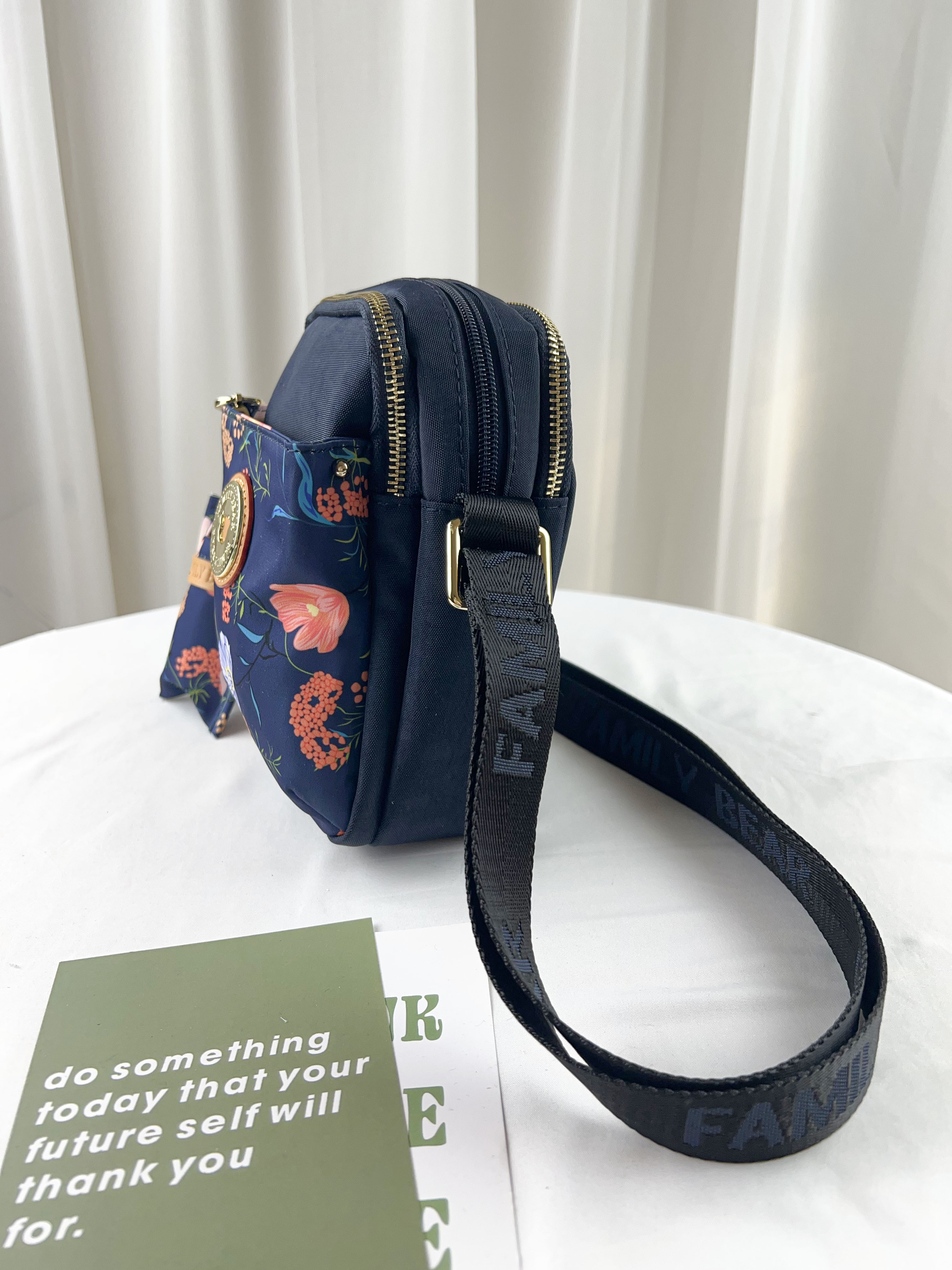 FamilyBear 藍橙花拼色防潑水防潑水側背包 附酒精保護套+酒精瓶 #2499