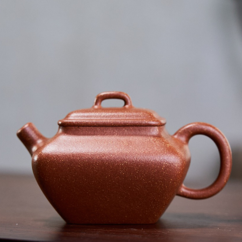 【斗韻】--此壺方中有圓，圓中寓方，要想做的比例協調，恰到好處