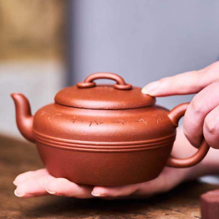 【線韻圈鈕壺】--比例協調，壺身細膩柔和，自然流暢，宛若天成